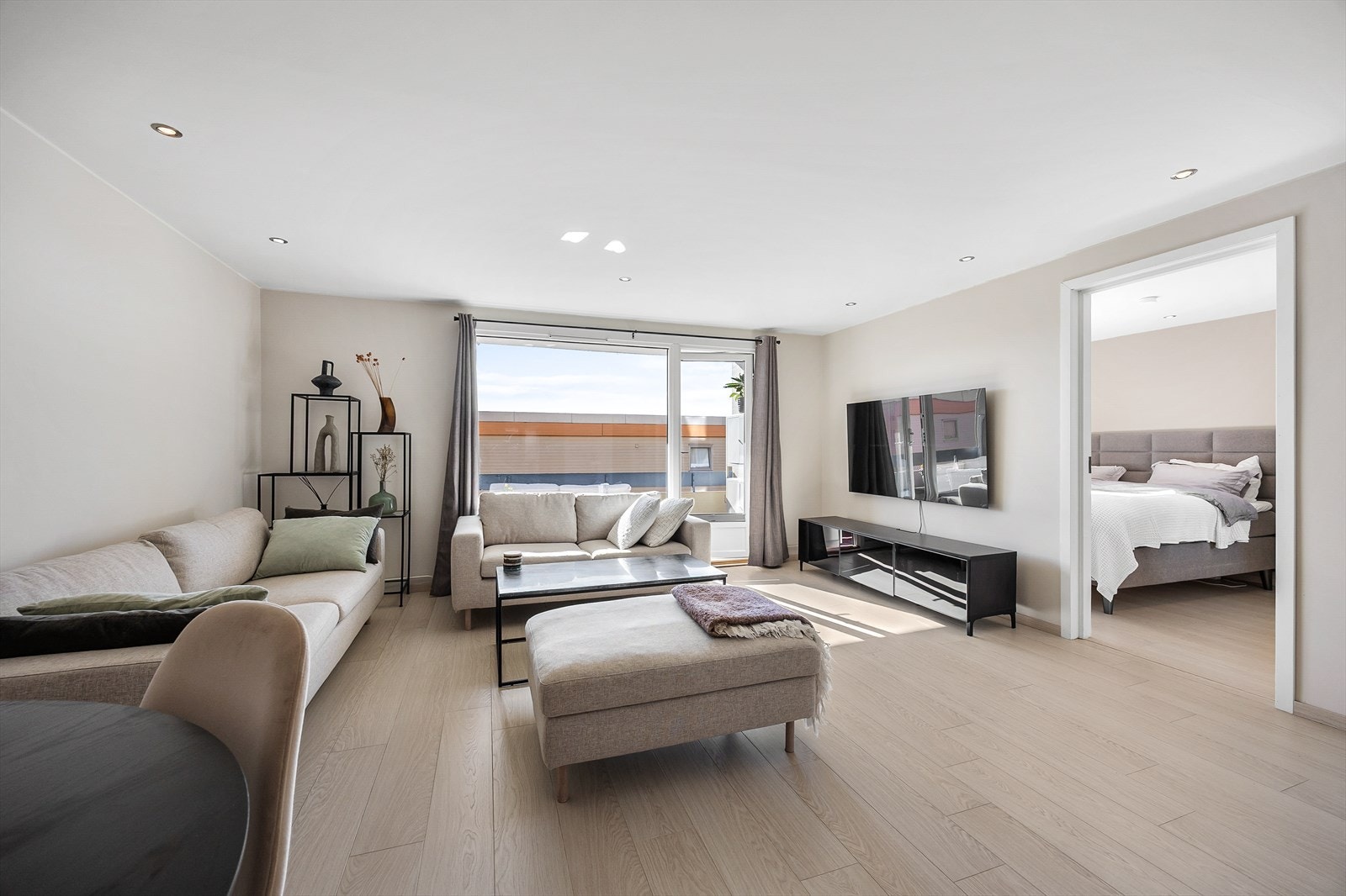 Leiligheten er omfattende pusset opp i 2023 med bl.a nytt gulv og helsparklede, nymalte overflater. Galleribilde