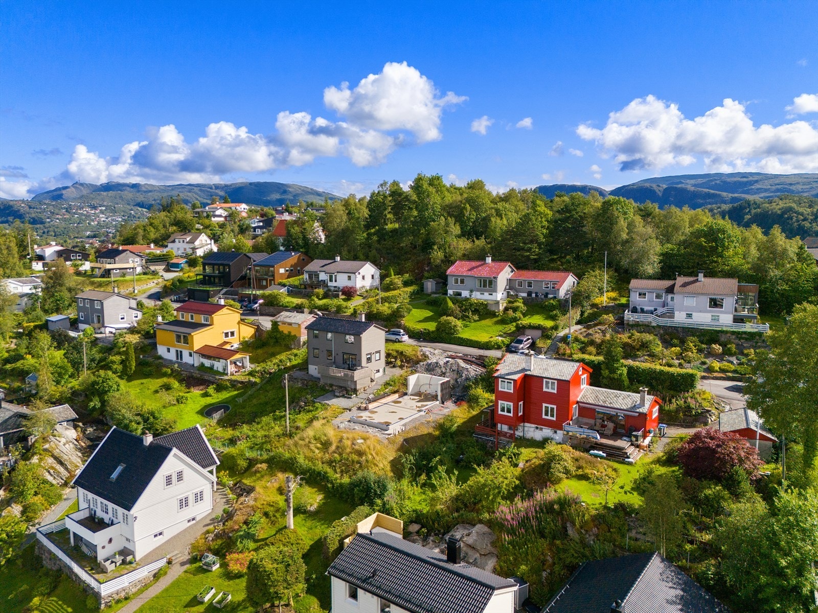Herfra får du gangavstand til Nesttun sentrum der en finner alt en trenger av daglige servicetilbud, inkludert butikker, restauranter, apotek og helsestasjon Galleribilde