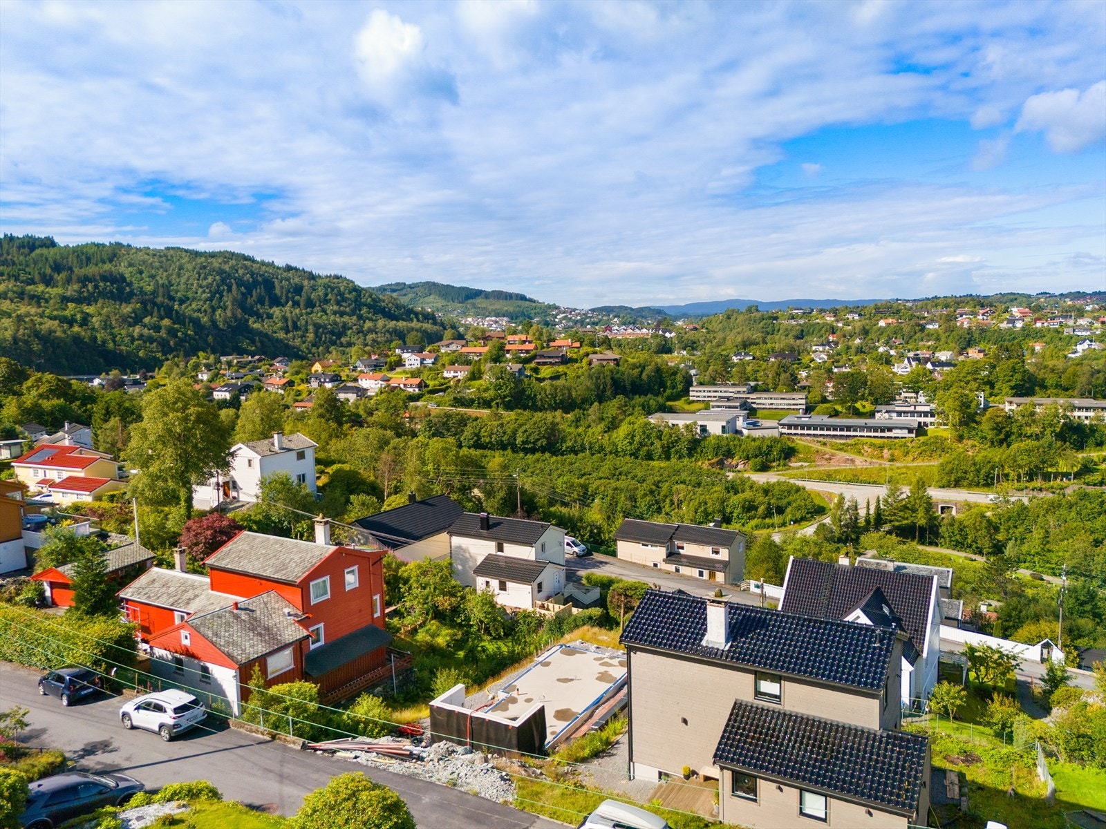 Boligtomten ligger fint til i et veletablert og svært barnevennlig område med lite trafikk Galleribilde