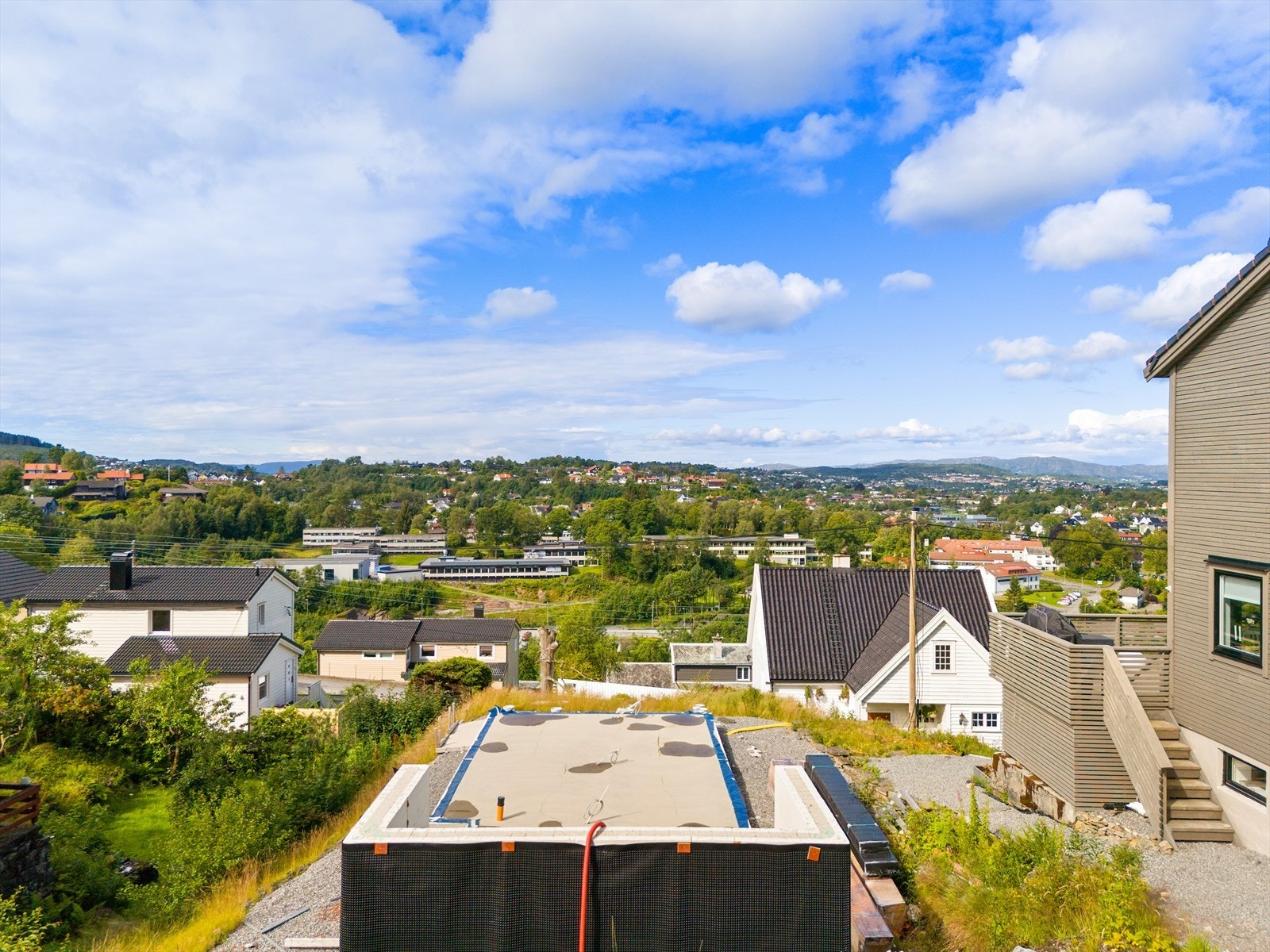 Lagt inn strøm på tomten og varmekabler på rom i betong Galleribilde