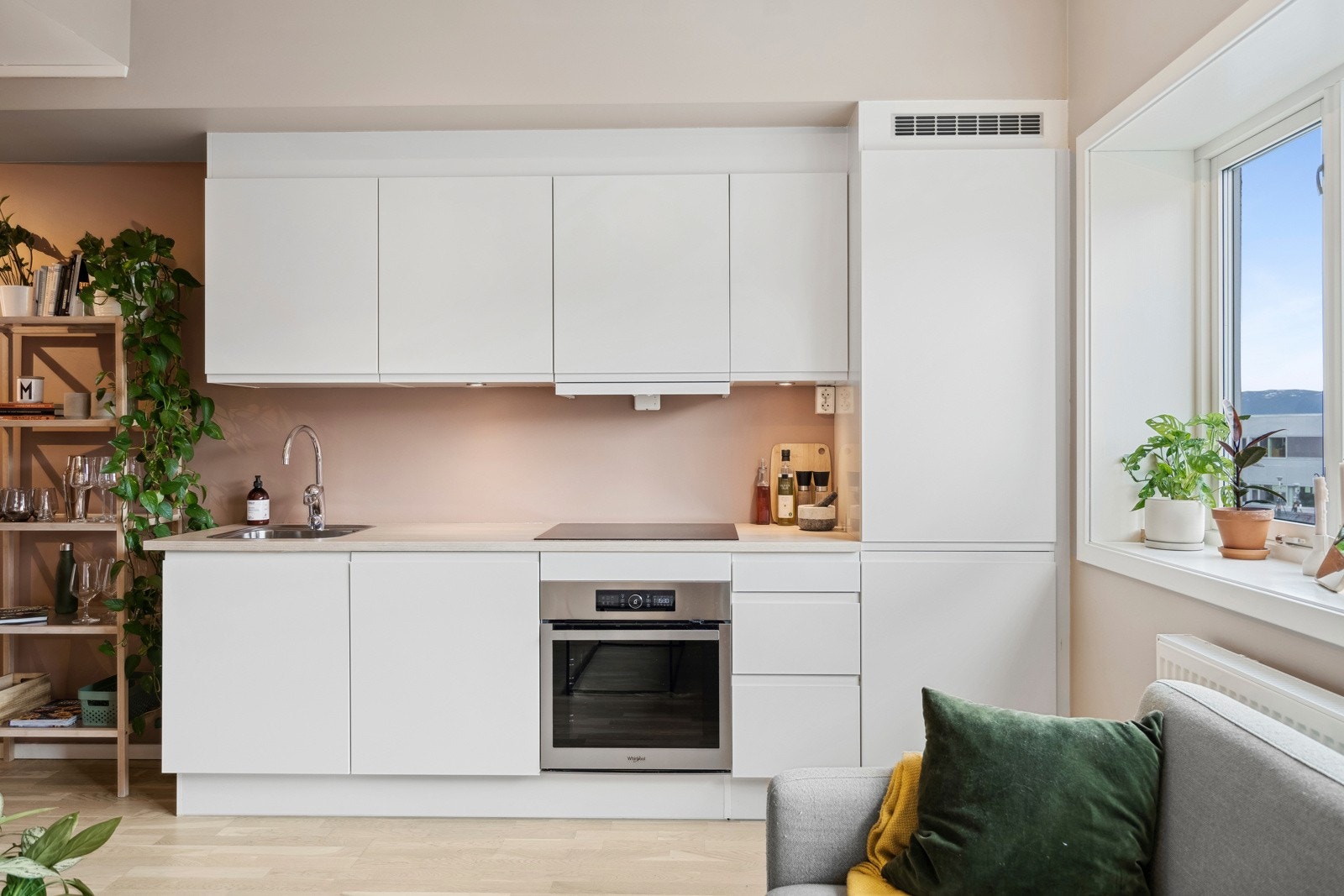 Lyst og innbydende kjøkken med gjennomgående høy kvalitet på materialvalg. Galleribilde