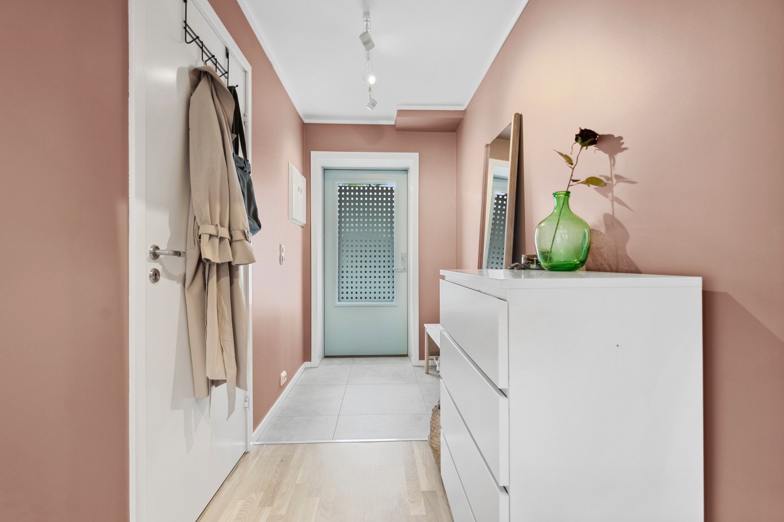 Strøkent inngangsparti med god plass til oppheng av yttertøy og sko. Galleribilde