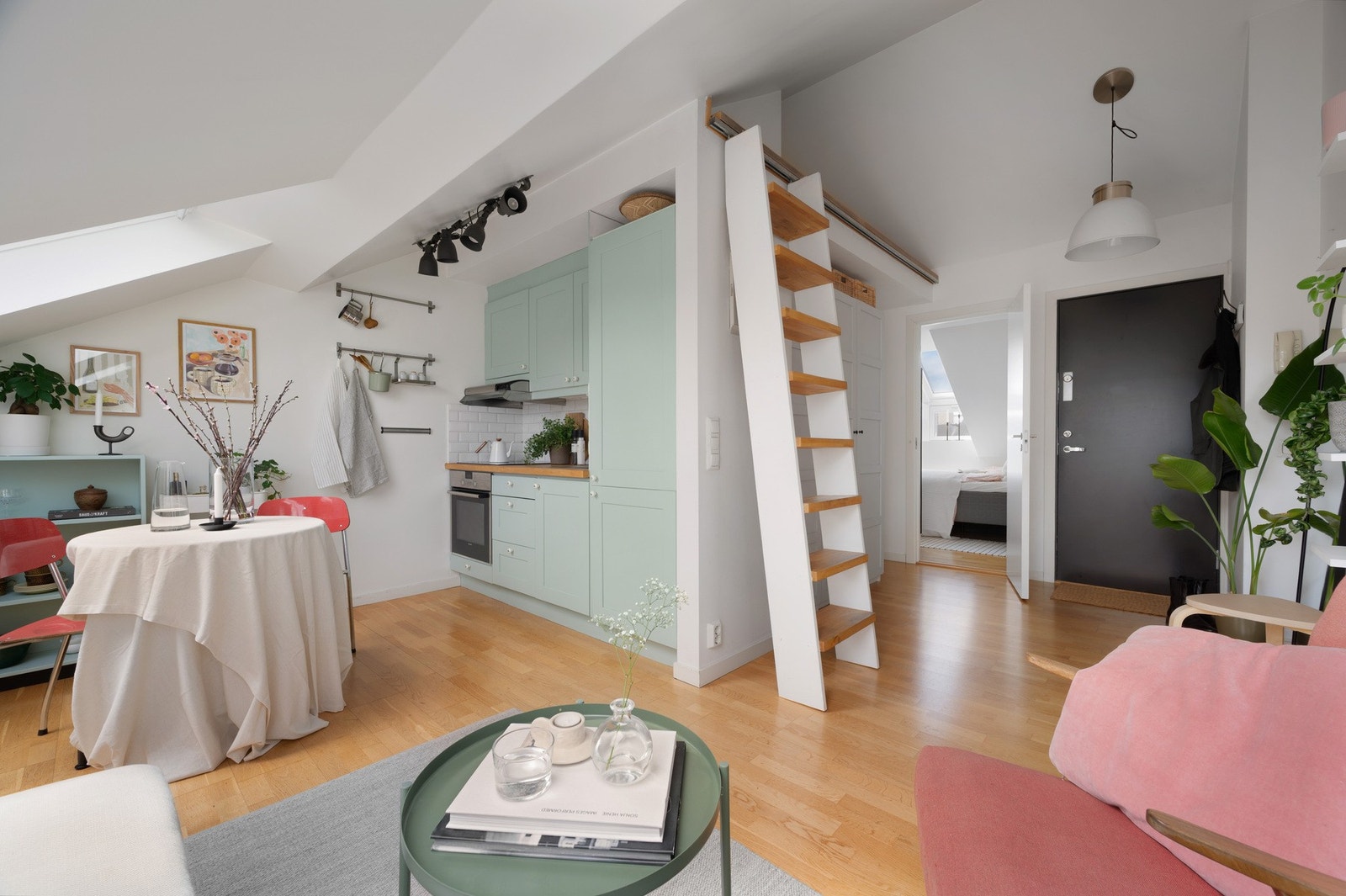 Leiligheten har en åpen stuen og kjøkkenløsning med plass til innredning av spisebord. Galleribilde