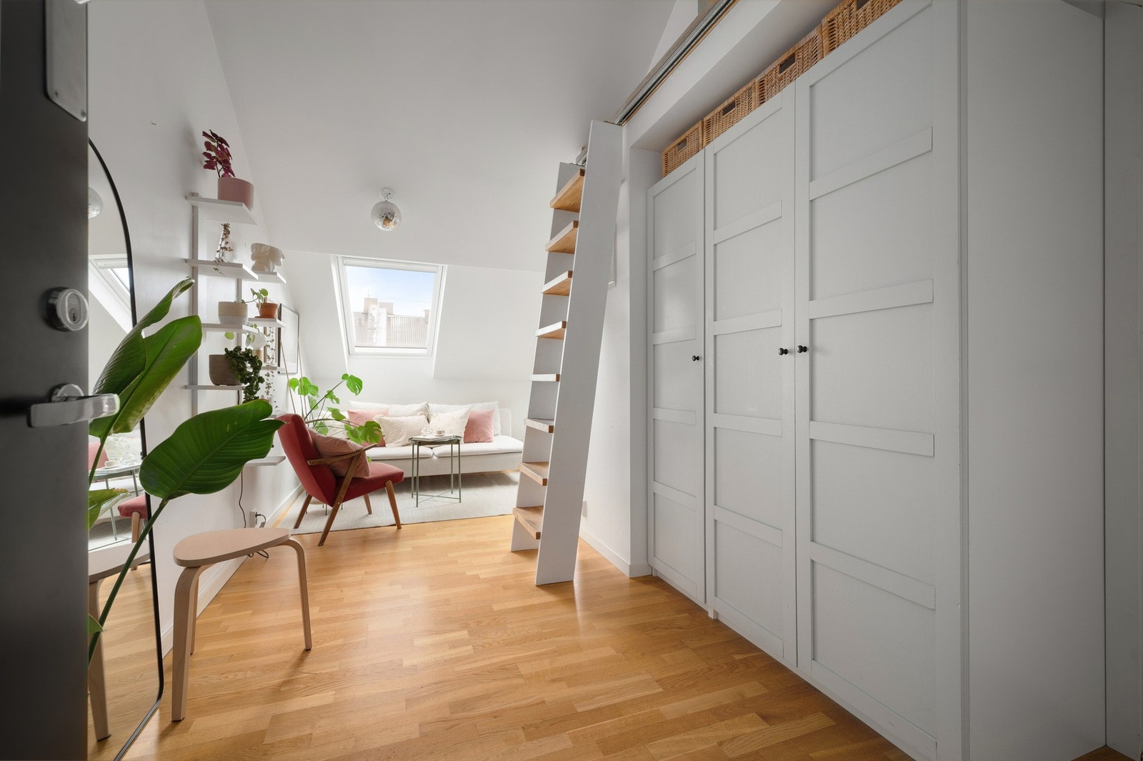 Gangen er utstyrt med garderobeskap for oppbevaring. Skyvetrapp for tilgang til hems. Galleribilde