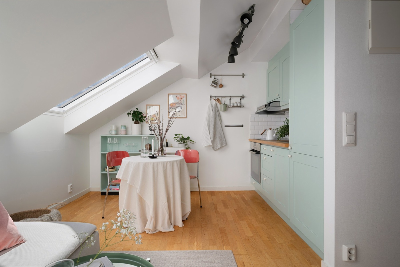 Keramisk platetopp med induksjon fra Bosch og komfyr fra Siemens (2015), kjøleskap med fryser fra Siemens (2018). Galleribilde