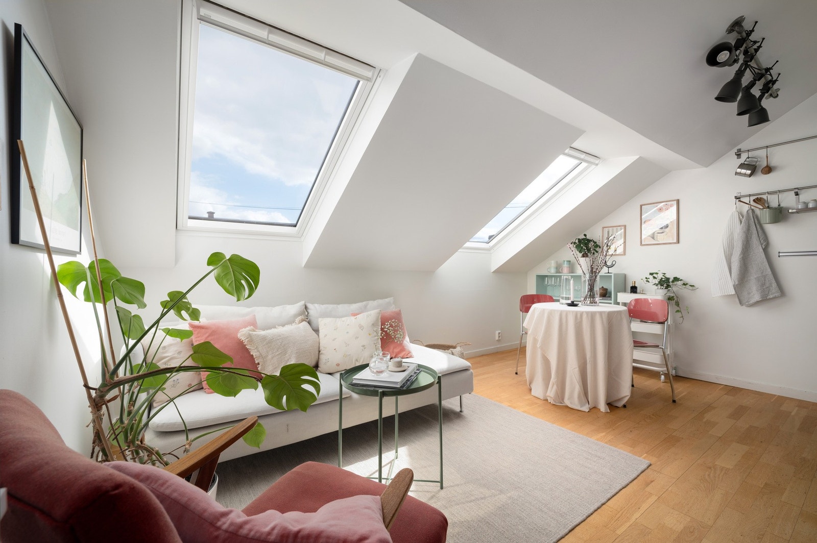 Dette er en lys og sjarmerende 2-roms loftleilighet sentralt på Grünerløkka. Galleribilde