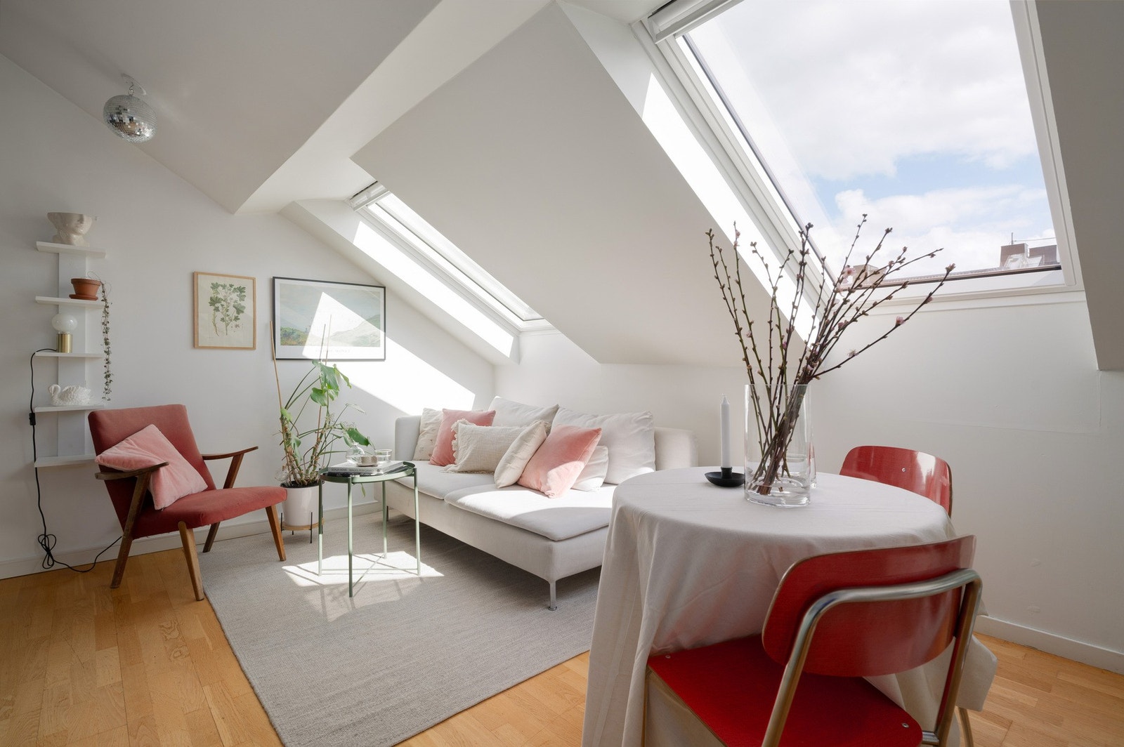 I stuen er det plass til møblering av både sofa og annet mediemøbler. Galleribilde