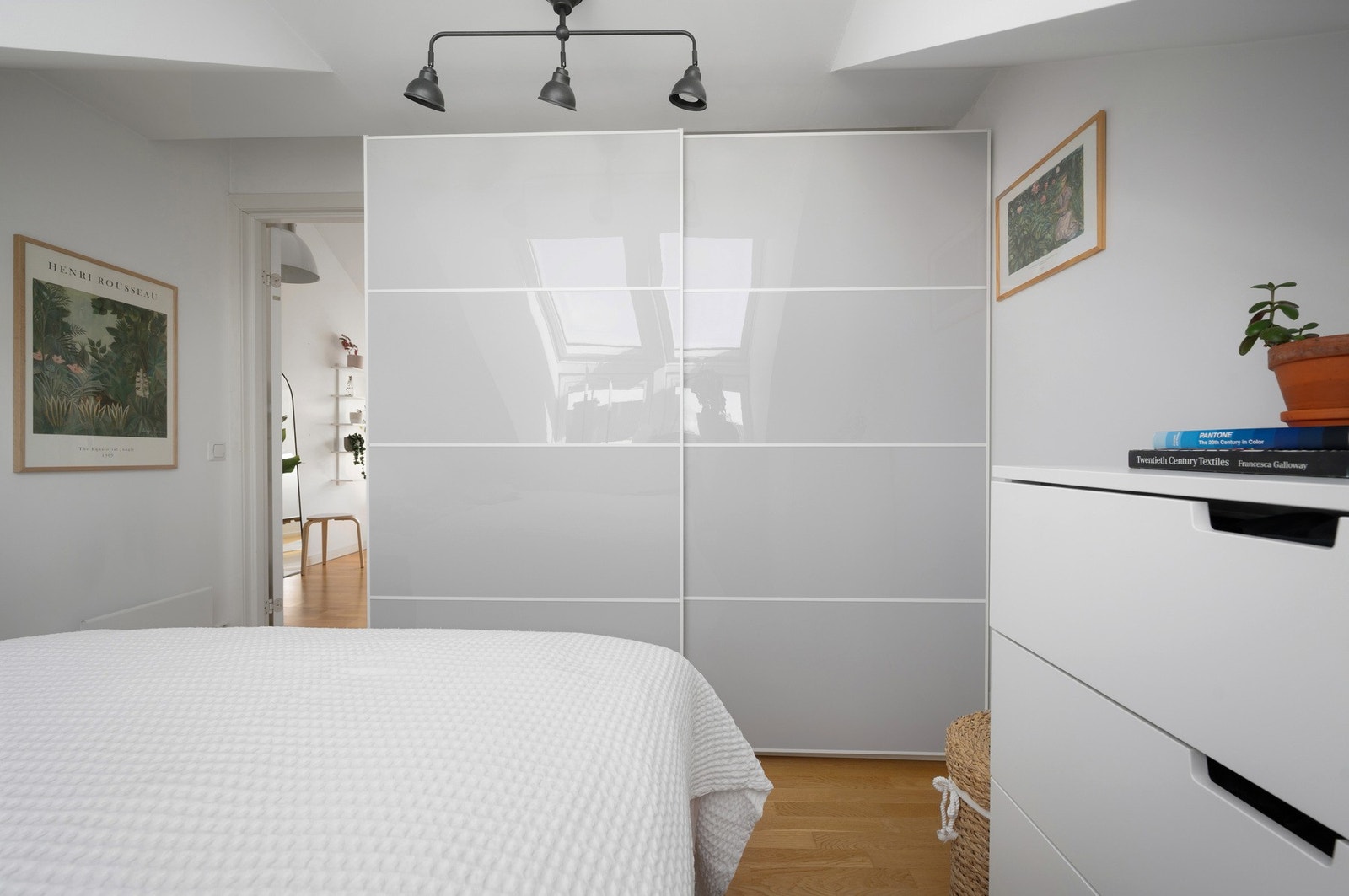 Garderobeskap med skyvedør på soverom medfølger ved salg. Galleribilde