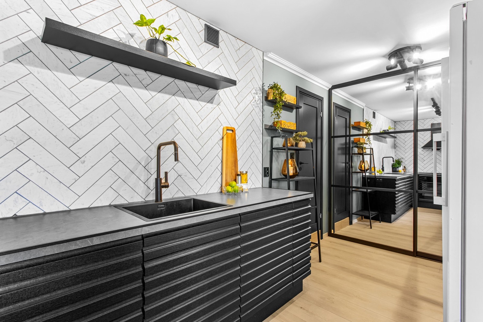 Her har du et rålekkert kjøkken av god størrelse. Skyvedørsgarderobe i enden av rommet til diverse lagring Galleribilde