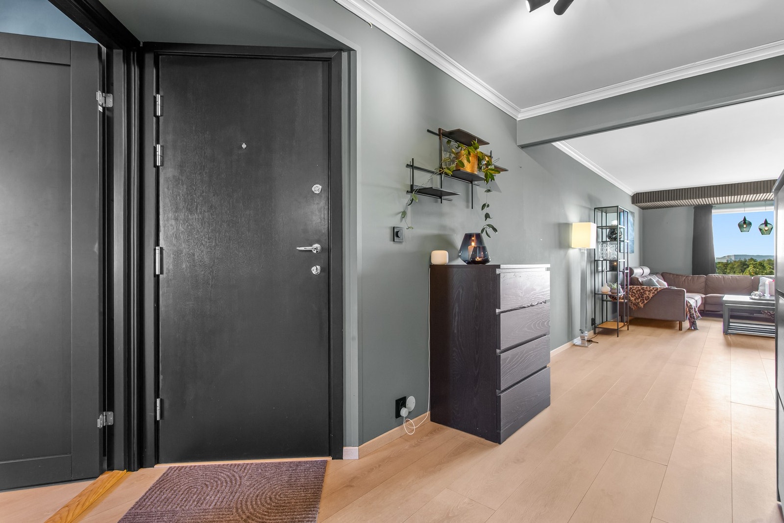 Det er plass til kommodeløsning, knaggrekker eller garderobeskap samt sittebenk til av og påkledning Galleribilde