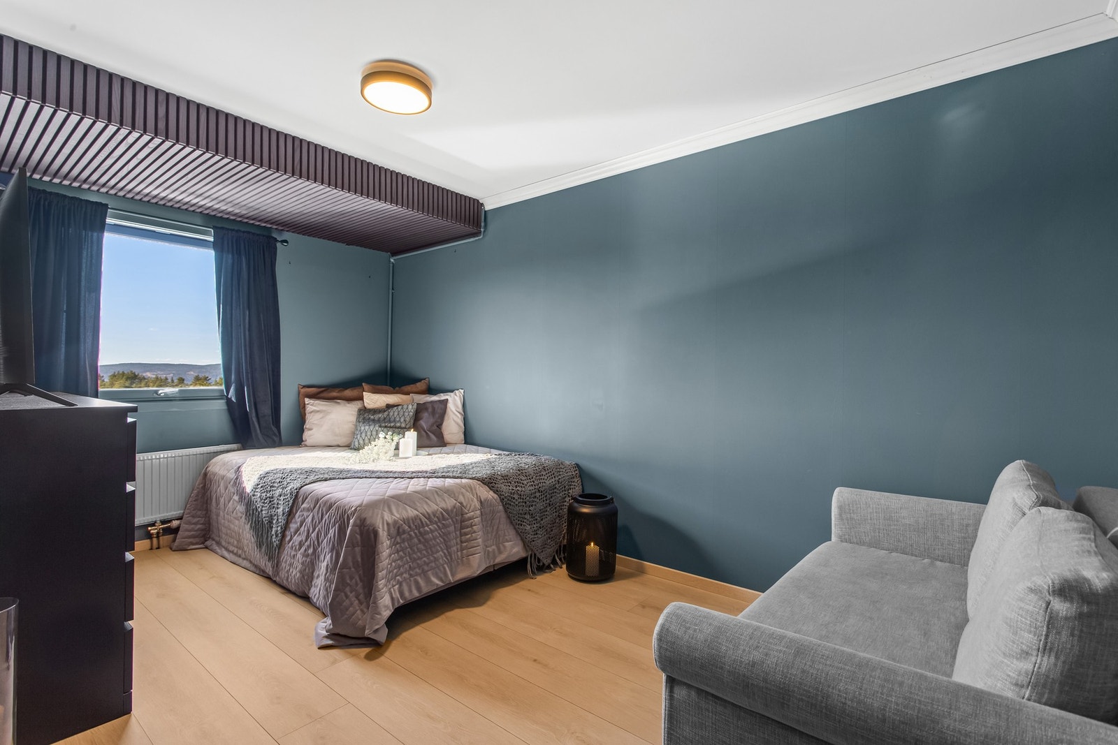 Boligen største soverom med likt material og stilvalg som stue. God plass til dobbeltseng og nattbord på hver side Galleribilde