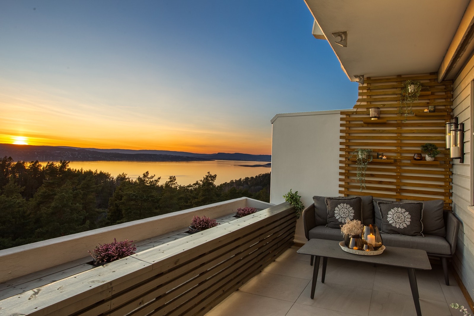 Usjenert beliggenhet i toppetasjen i Gullrekka og trolig en av de beste utsiktene i området Galleribilde