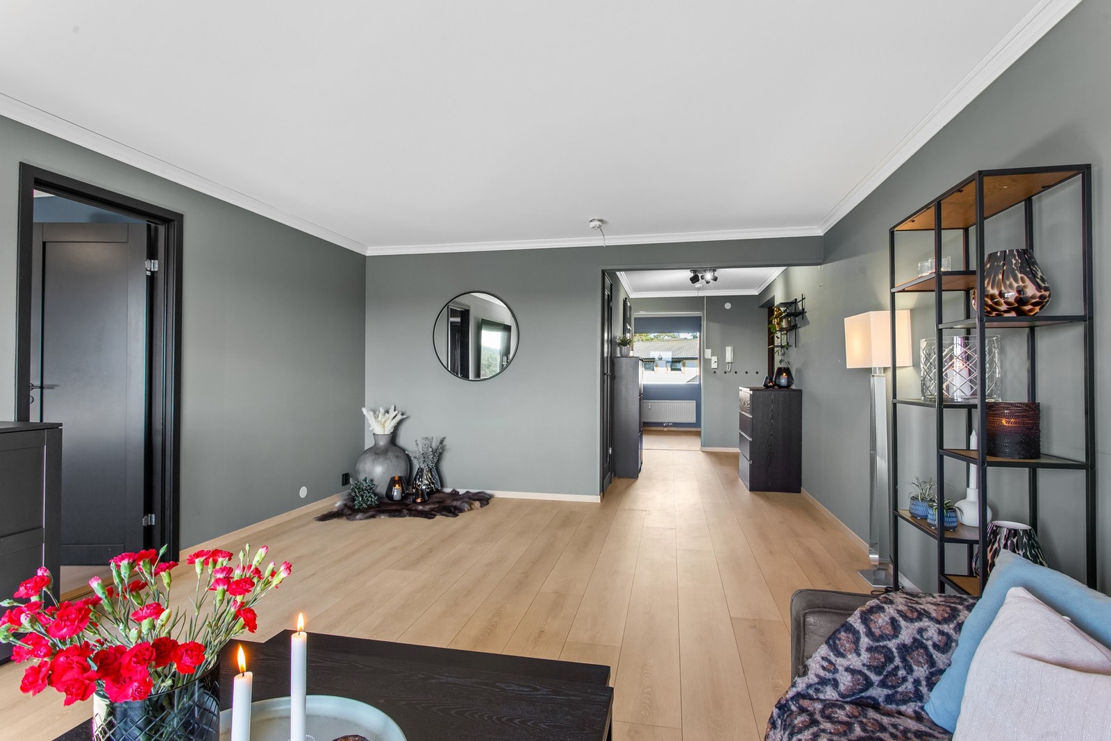 Videre ut til entré/gang hvor det er tilkomst til et bad, soverom og spisestue/ kjøkken og resten av boligen. Galleribilde