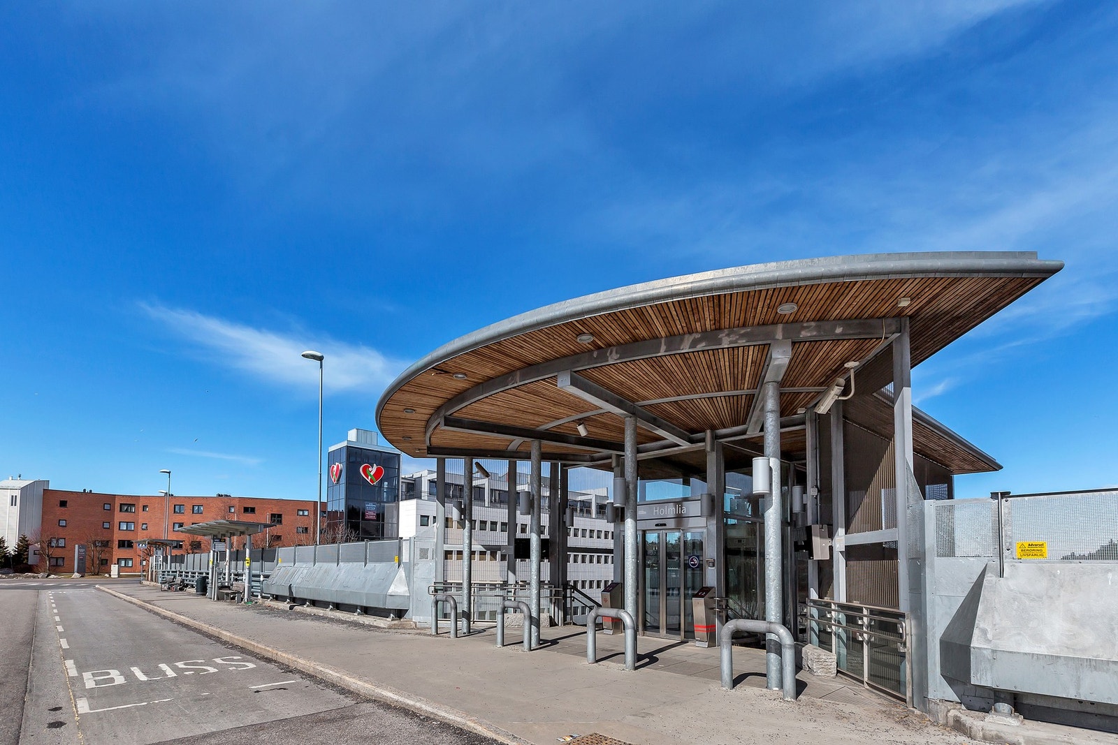 Det er også godt med bussruter i området, bl.a. få min til buss som kjører til Oslo Sentru, Galleribilde