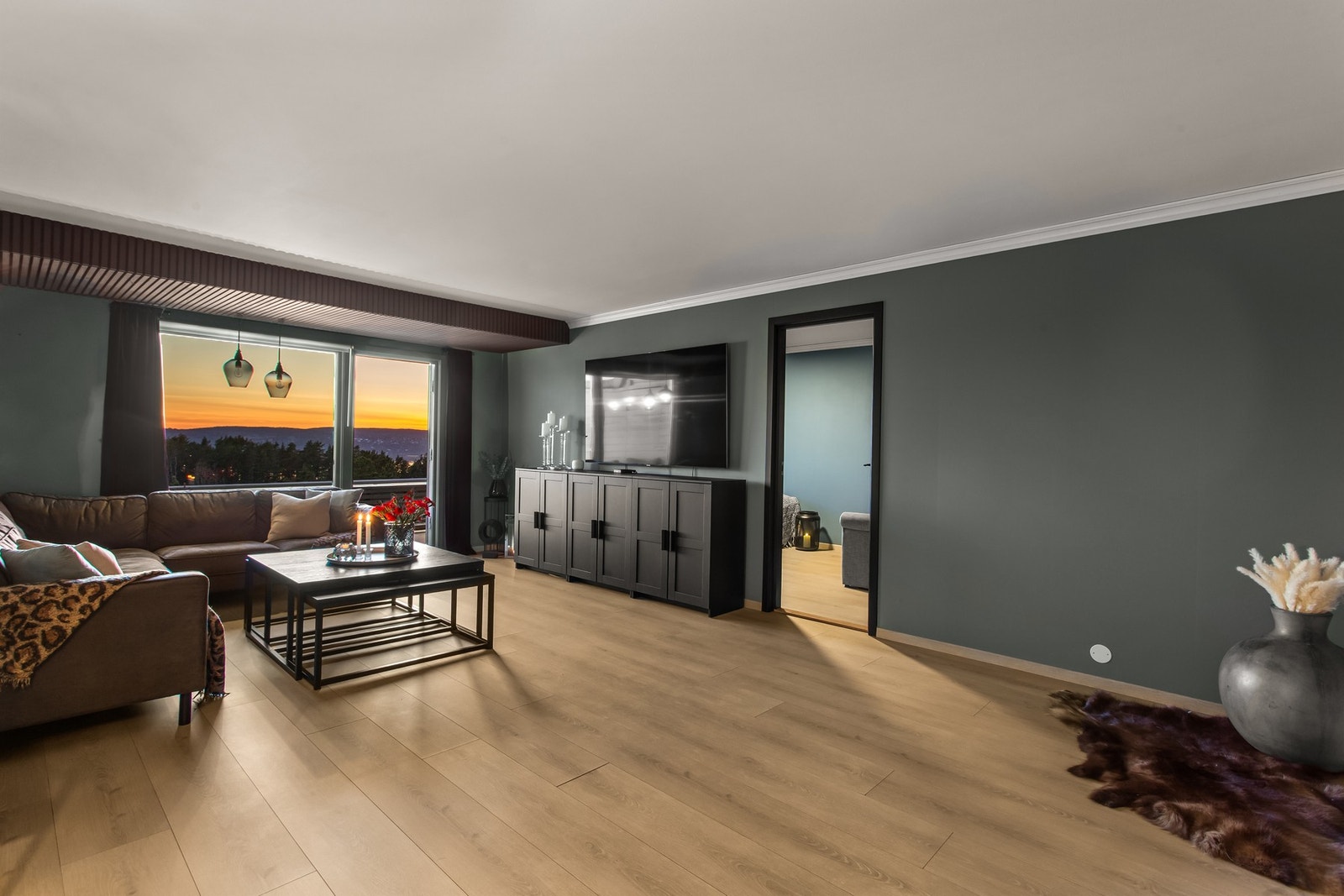 Her har du en sjelden mulighet med gjennomgående god standard og en svært påkostet leilighet Galleribilde