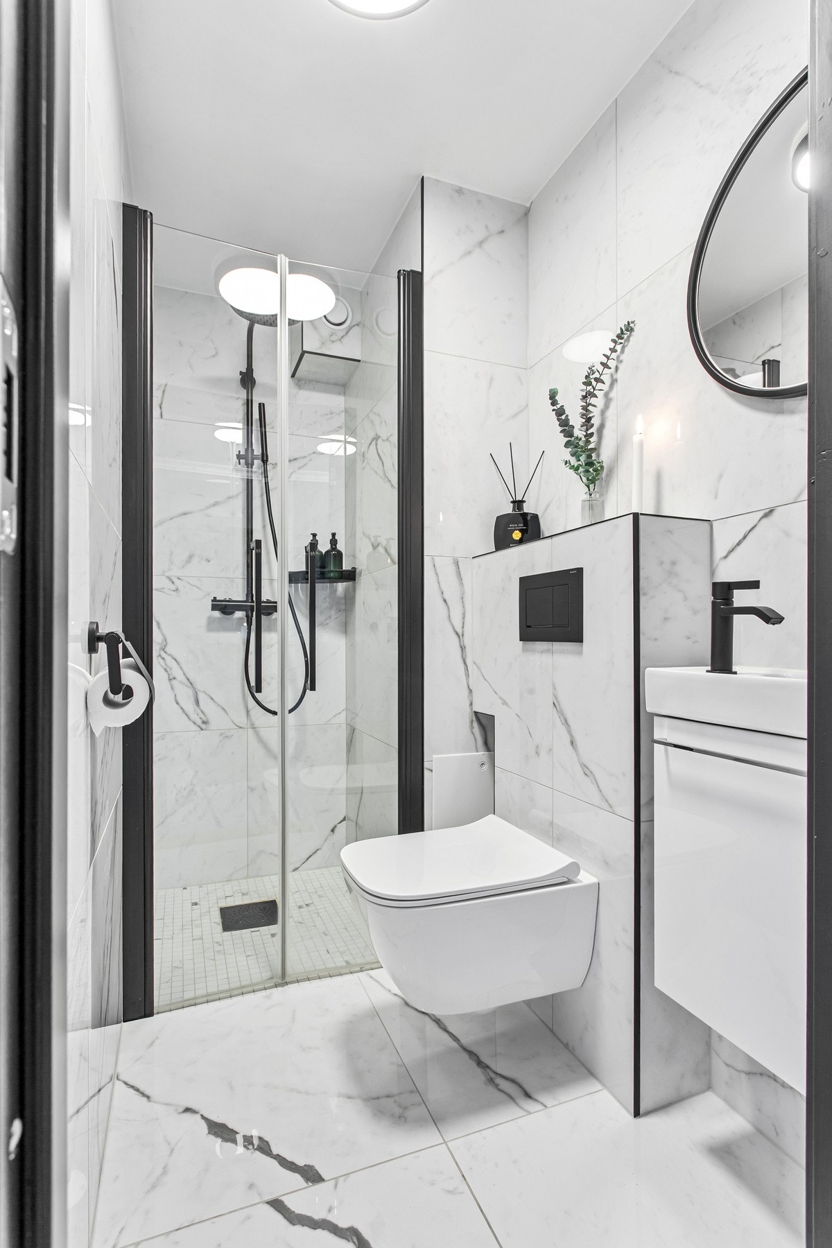 Stilrent flisvalg av typen 60*60 med marmor mønster, sorte detaljer og regnfallsdusj samt varme i gulv Galleribilde