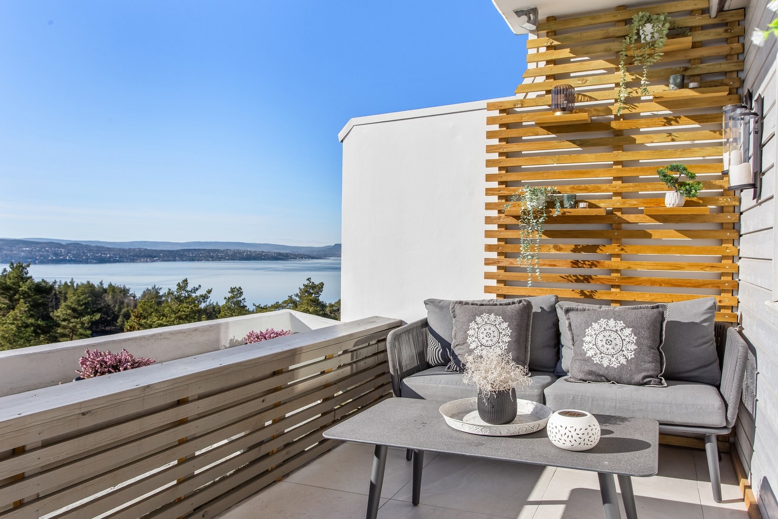 På veggen er det også bygd flott veggløsning til pynt og planter Galleribilde