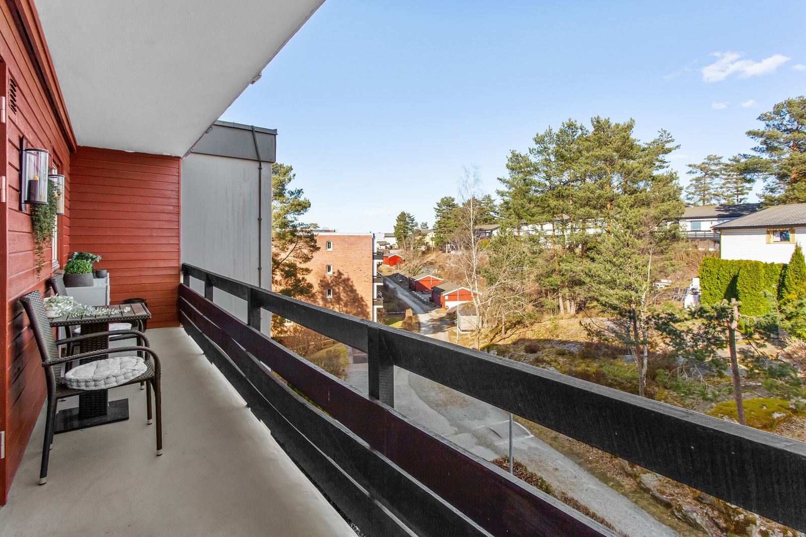 Nordøstvendt balkong på 8m² hvor du kan nyte morgenkaffen sammen med morgensolen. Galleribilde