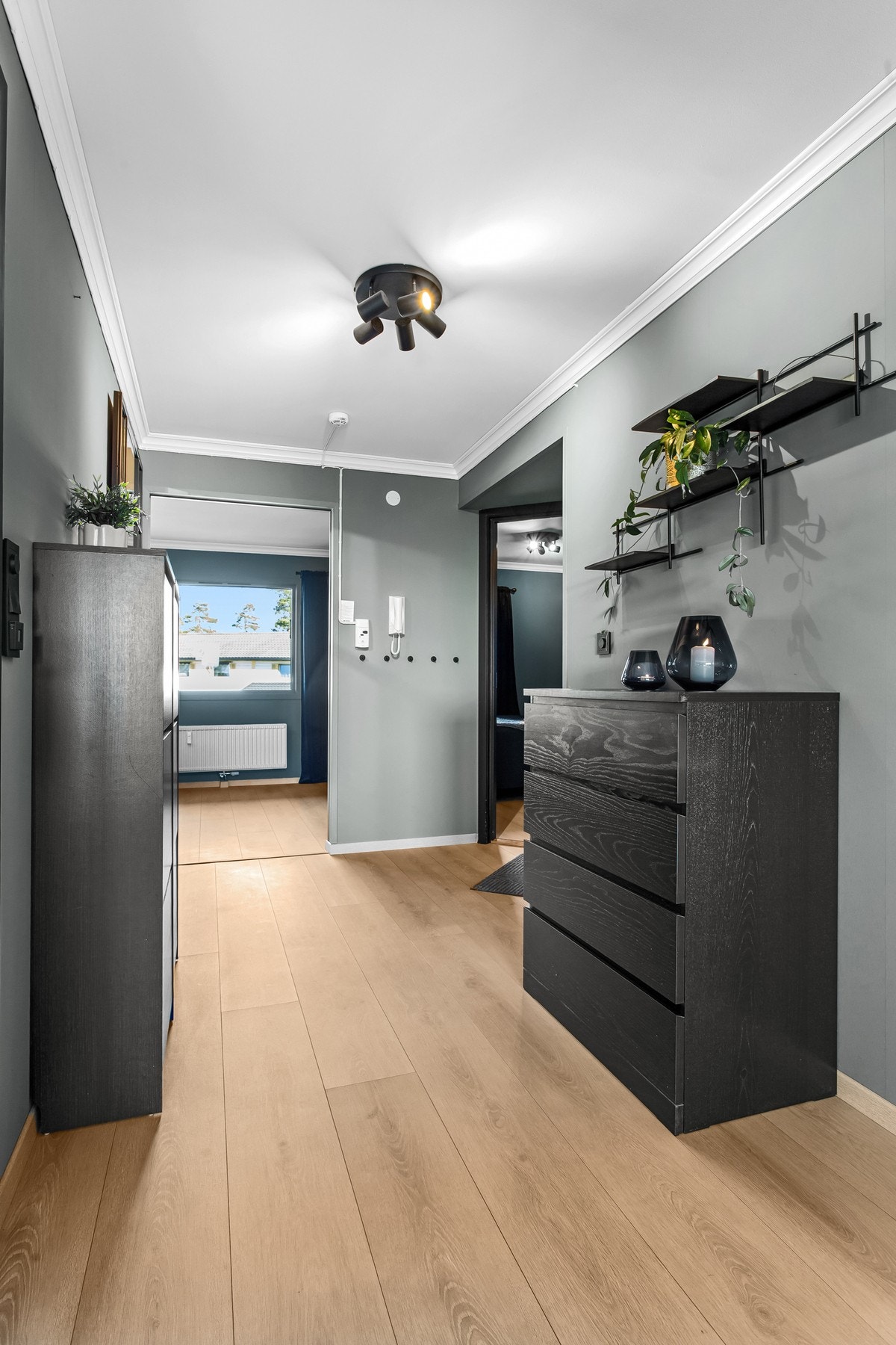 Gangen er også pusset opp i 2022 med lyst 1-stavs laminatgulv, glatte malte veggflater, nye gulvlister, sorte innerdører, håndtak, stikkontakter/ dimmere Galleribilde