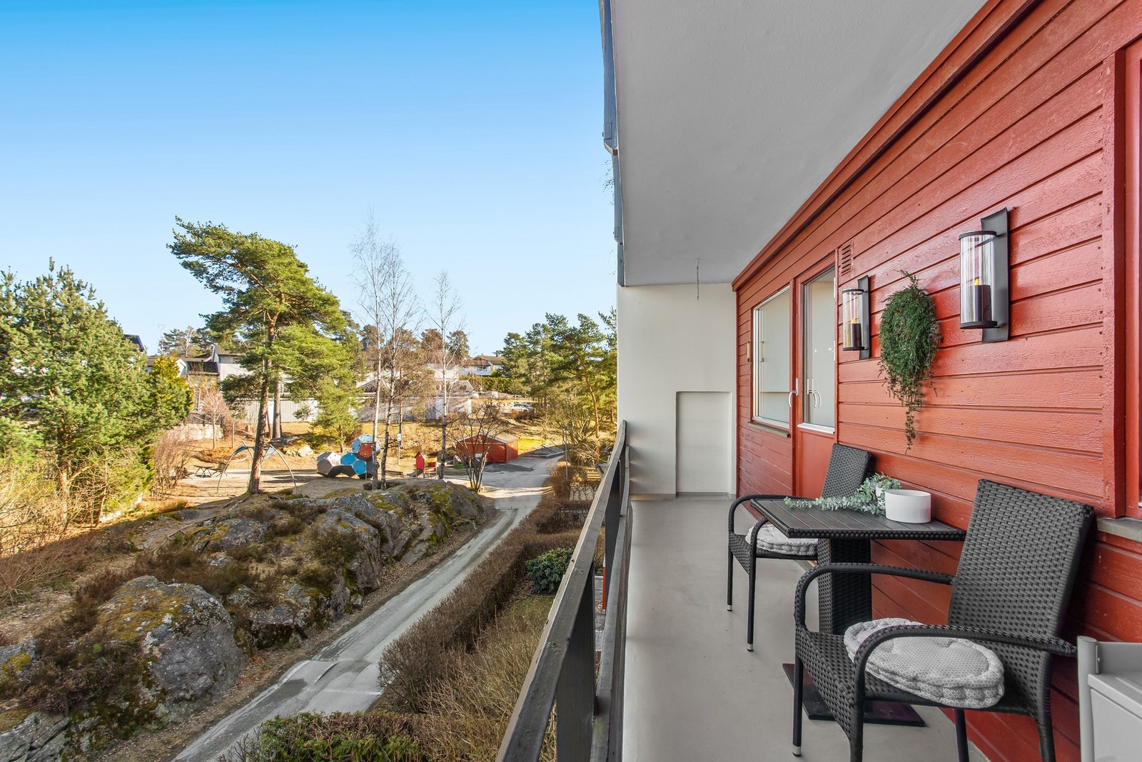 Det er også plass til utemøblement og du kan rope på ungene på lekeplassen like bortenfor. Galleribilde