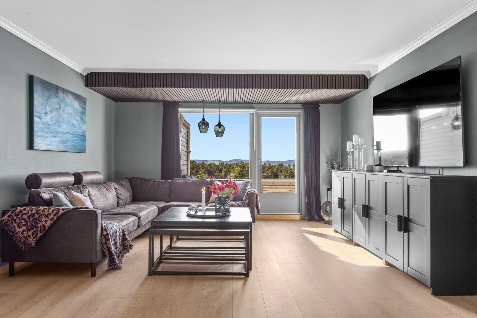 Stuen har lyst 1-stavs laminatgulv, eik gulvlister, sorte stikkontakter/dimmere samt glatte veggflater i spennende fargevalg, spesialbygd spilerplater og hvite profilerte taklister Galleribilde