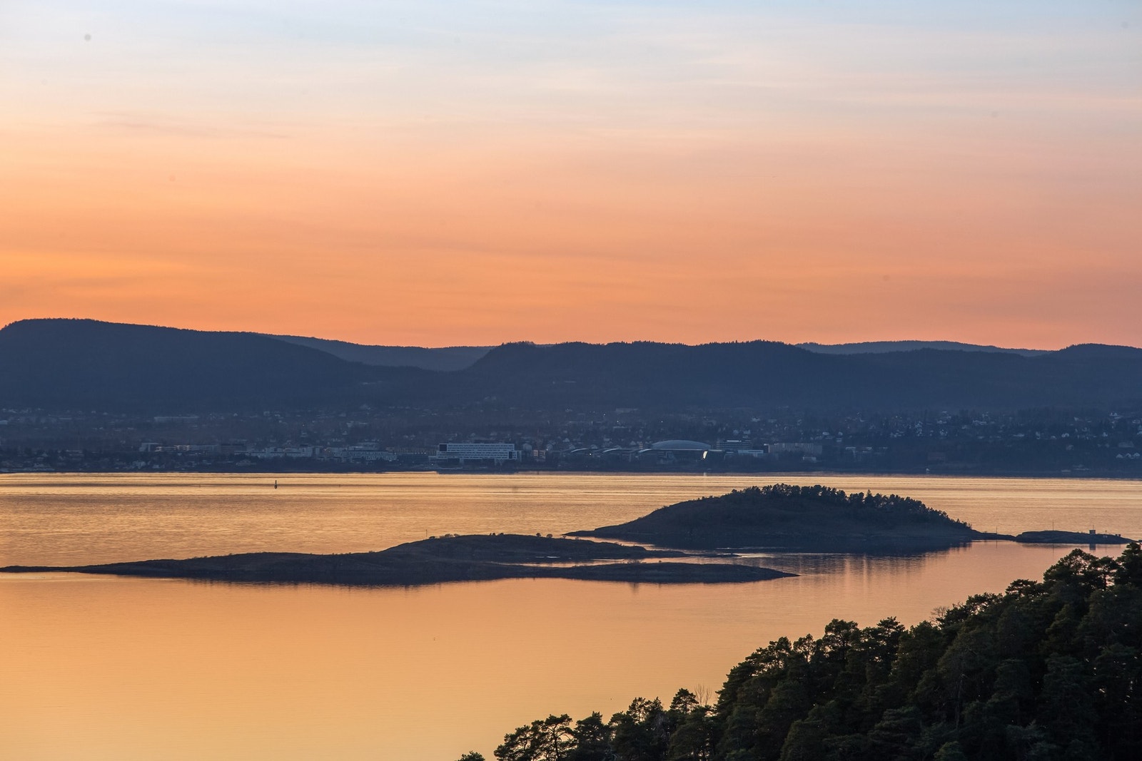 Her bor du faktisk i kort gangavstand til fjord med bade og fiskemuligheter Galleribilde