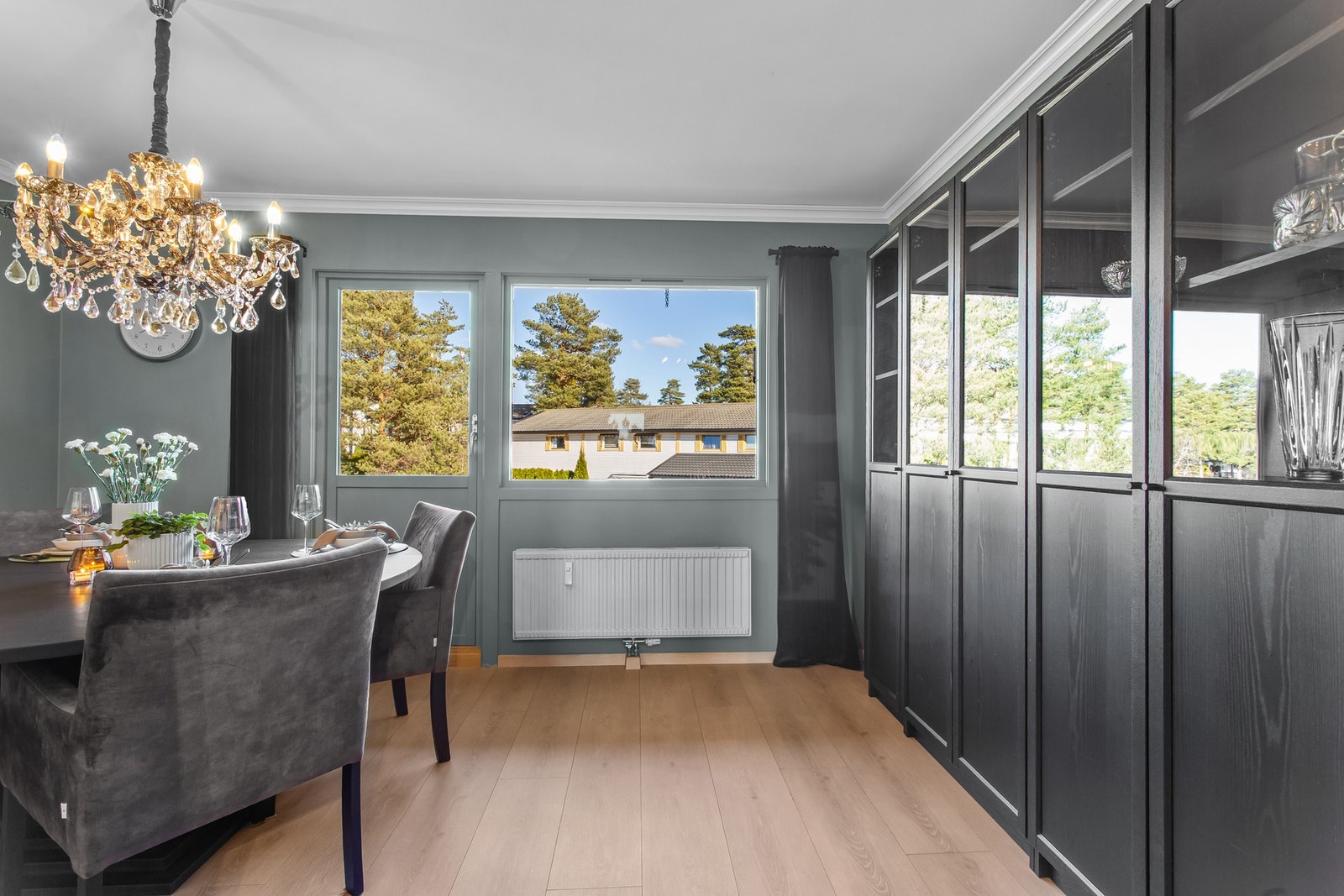 Stort garderobeskap med vitrinedører til oppbevaring av diverse Galleribilde