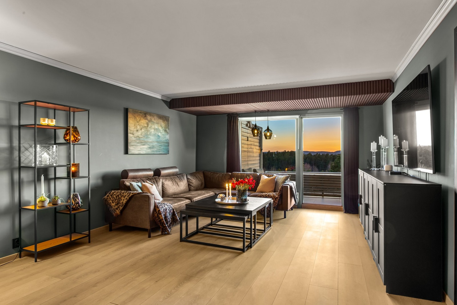 Godt med plass til større sofagruppe og medieløsning Galleribilde