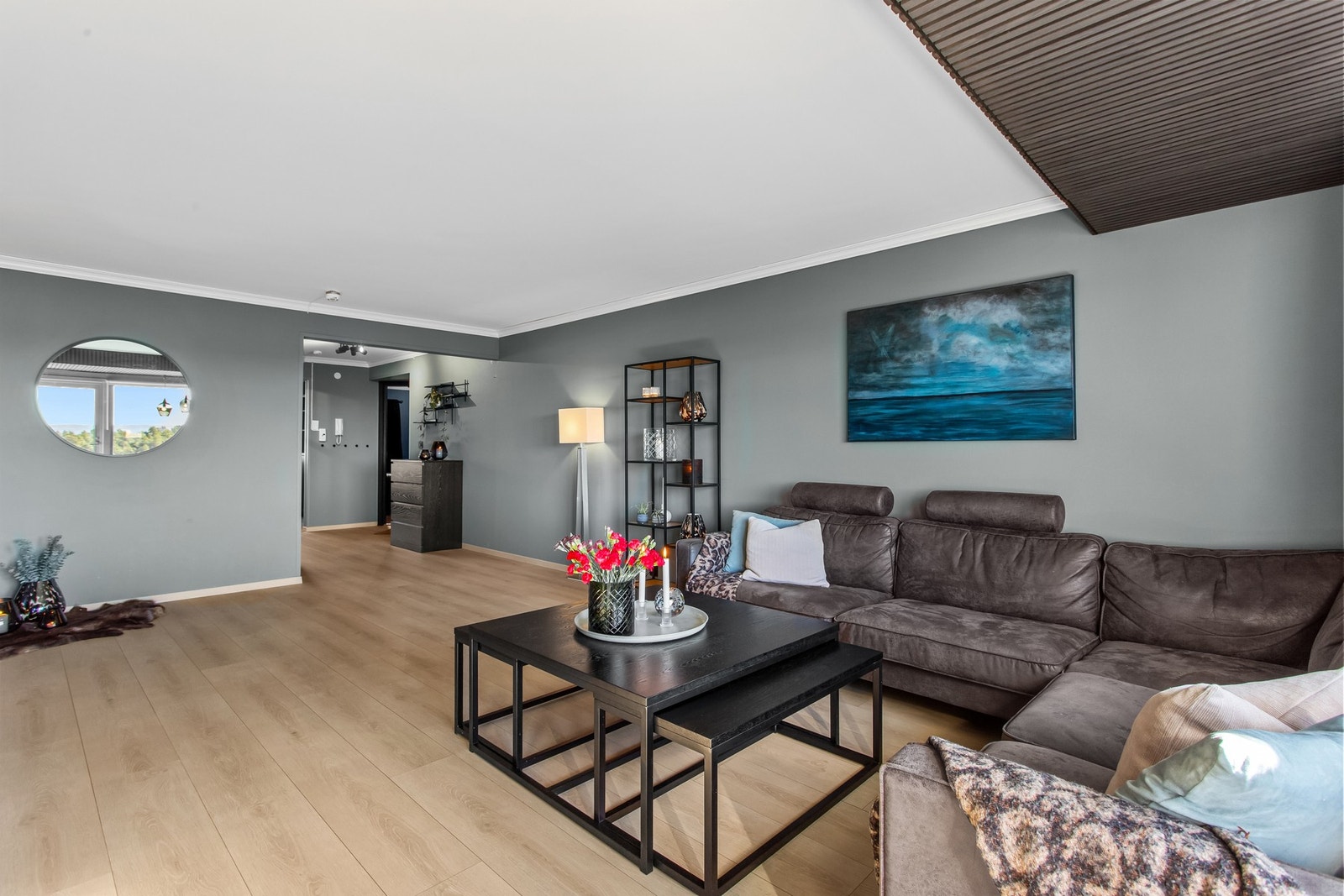 Det er plass til enten lesekrok med lenestoler, spisestueseksjon osv i stuen Galleribilde