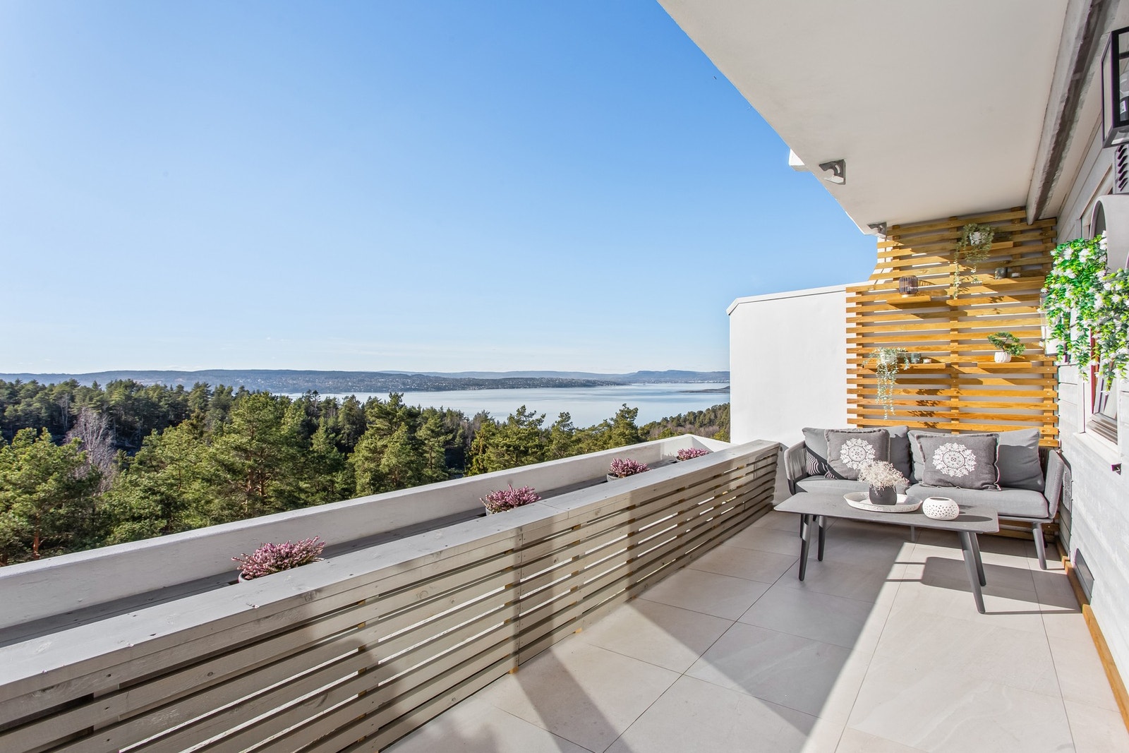 12m² sydvestvendt terrasse som byr på meget gode solforhold og ingen som helst innsyn Galleribilde