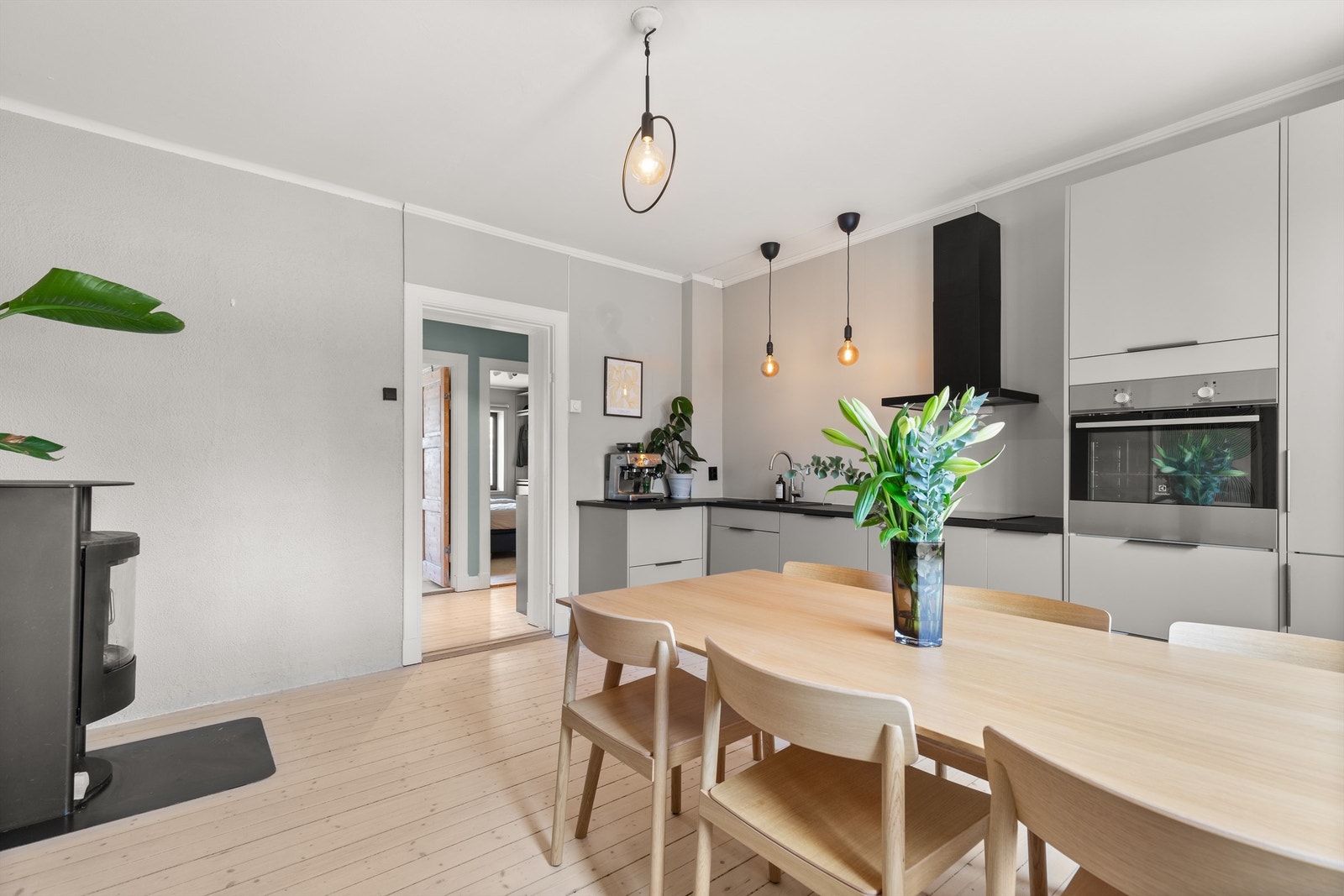 Kjøkkeninnredningen er av glatte fronter og benkeplate i laminat med nedfelt vaskekum. Galleribilde