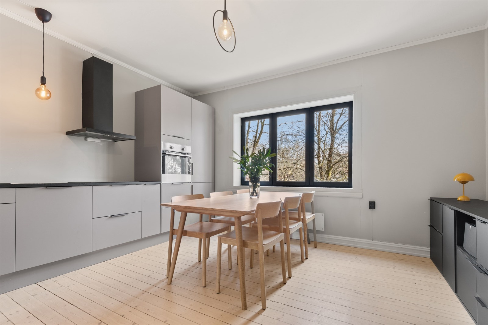 Det er rikelig med oppbevaringsplass i både skuffer og takhøye skap. Den gode benkeplassen gjør det enkelt å diske opp lekre middager. Galleribilde