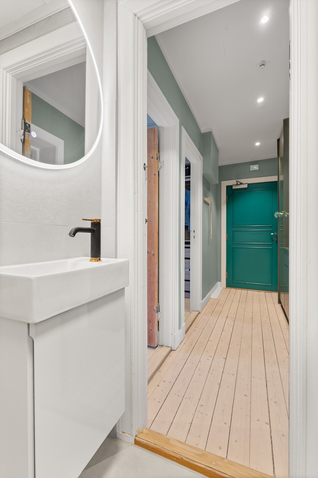 Innredningen består av vegghengte servantskuffer med servant. Over servanten er det et pent speil med belysning. Galleribilde