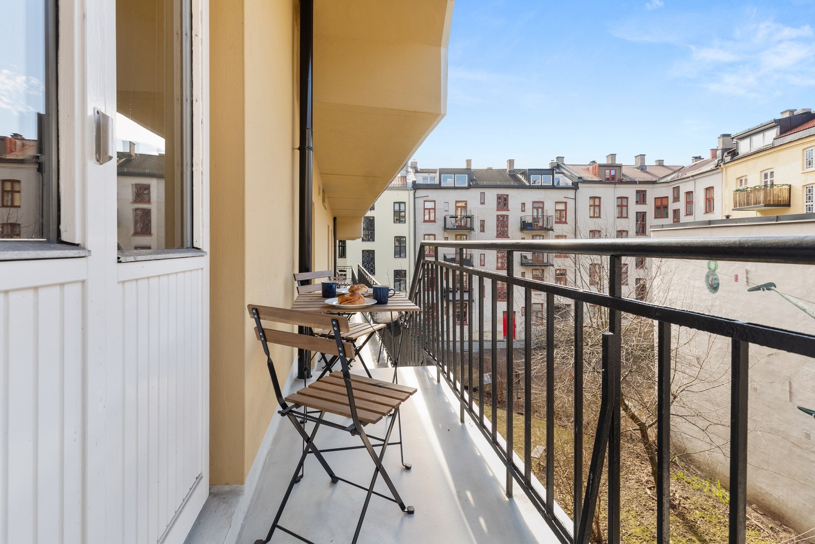 Fra stuen kommer du videre ut til en herlig, felles brannbalkong på 3 kvm. Selger informerer om gode solforhold med sol fra ca. 14:00 til 18:00 på sommerstid. Galleribilde