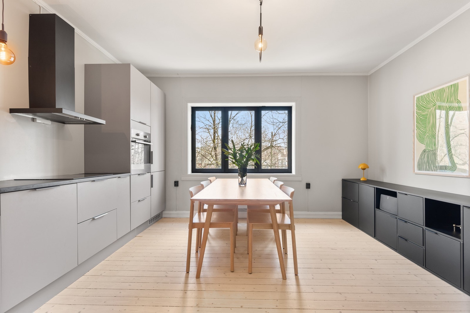 For mange er kjøkkenet det viktigste rommet i boligen. Her er kjøkkenet holdt i en praktisk separat løsning fra stuen, noe som skaper en fin sone for matlagingen. Galleribilde