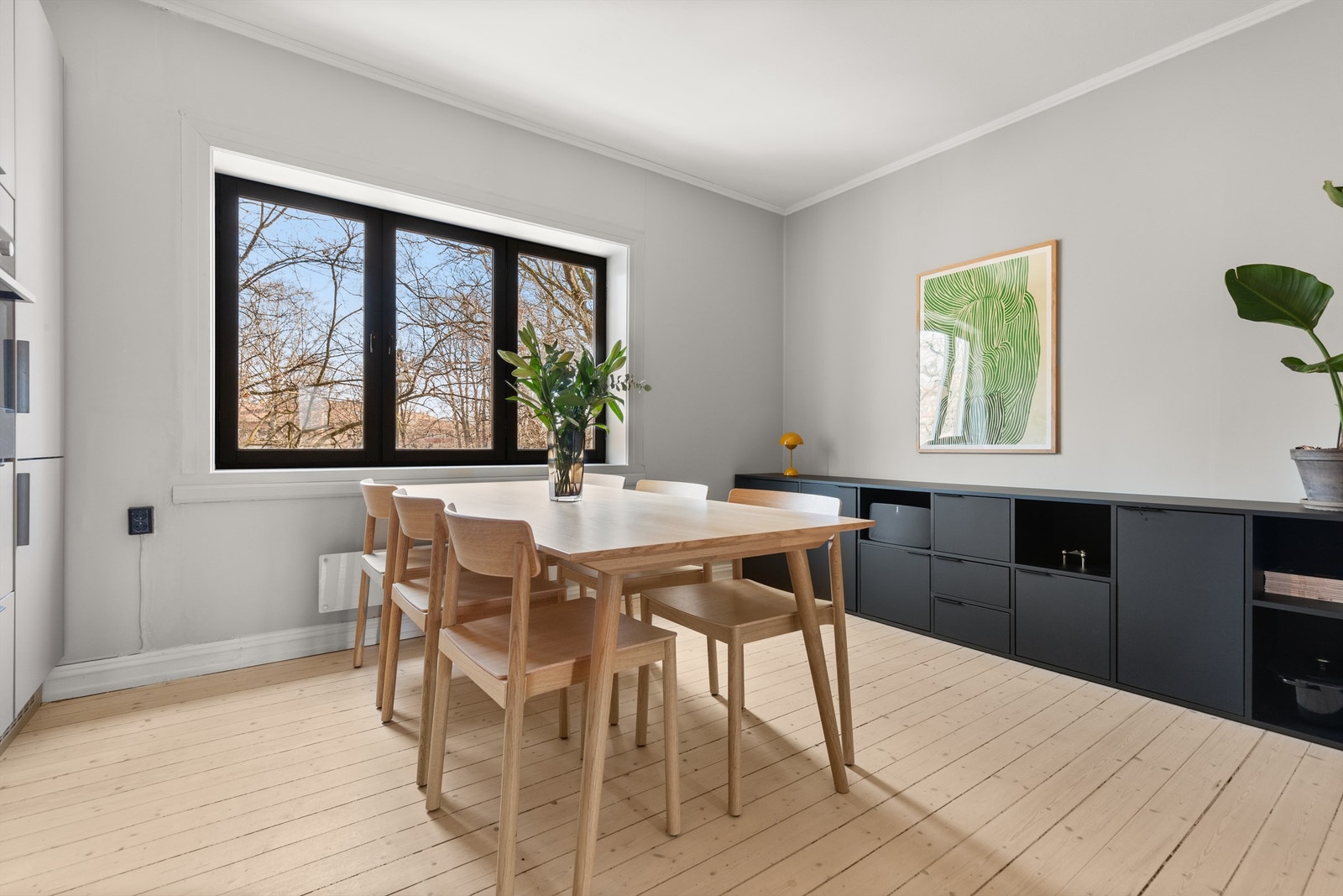 Det er god plass til å innrede med et spisebord med gode muligheter for å invitere venner og familie på middagsselskaper. Galleribilde