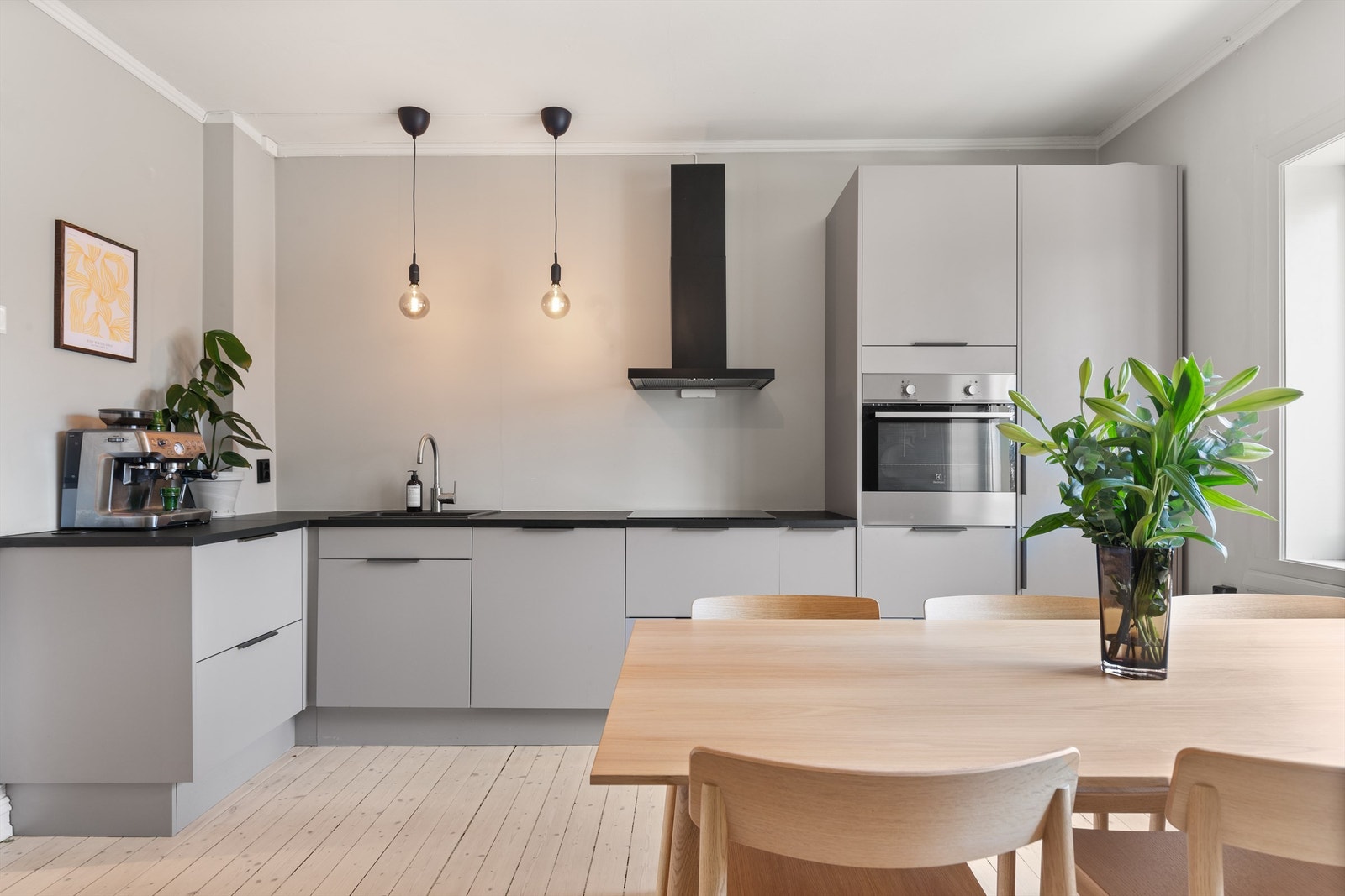 En delikat og moderne 3-roms selveierleilighet med gjennomgående planløsning og utgang til felles vestvendt brannbalkong. Galleribilde