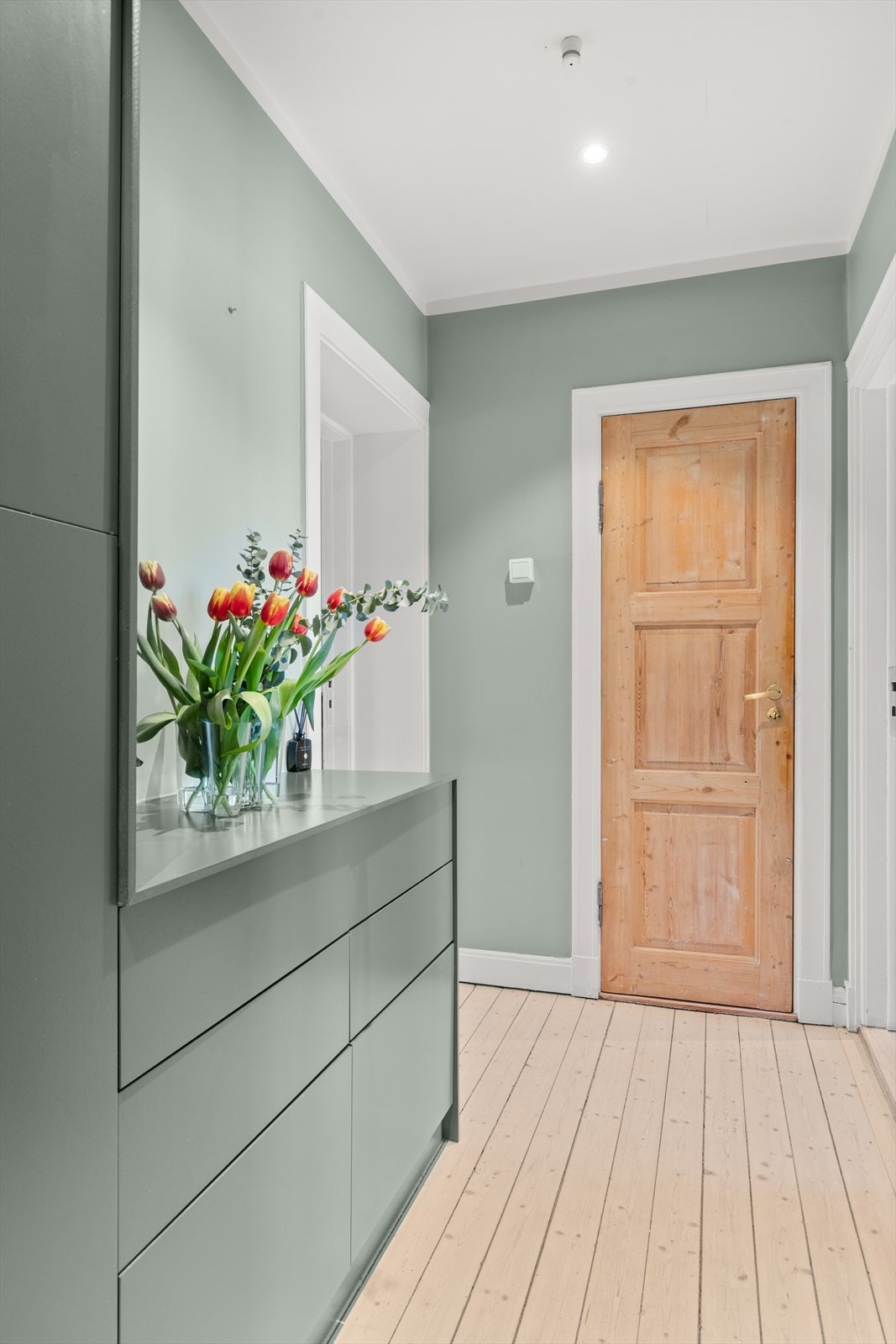 Leilighetens entré er lys og innbydende og gir et godt førsteinntrykk av boligen. Her er det rikelig med plass til å henge fra seg yttertøyet og sette fra seg sko. Galleribilde