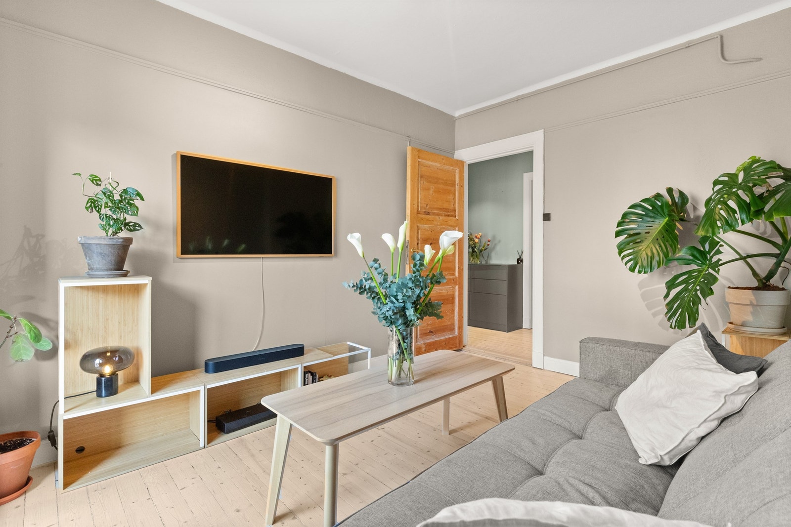 Balkongdøren slipper inn rikelig med lys og skaper en lys og luftig atmosfære i stuen. Galleribilde