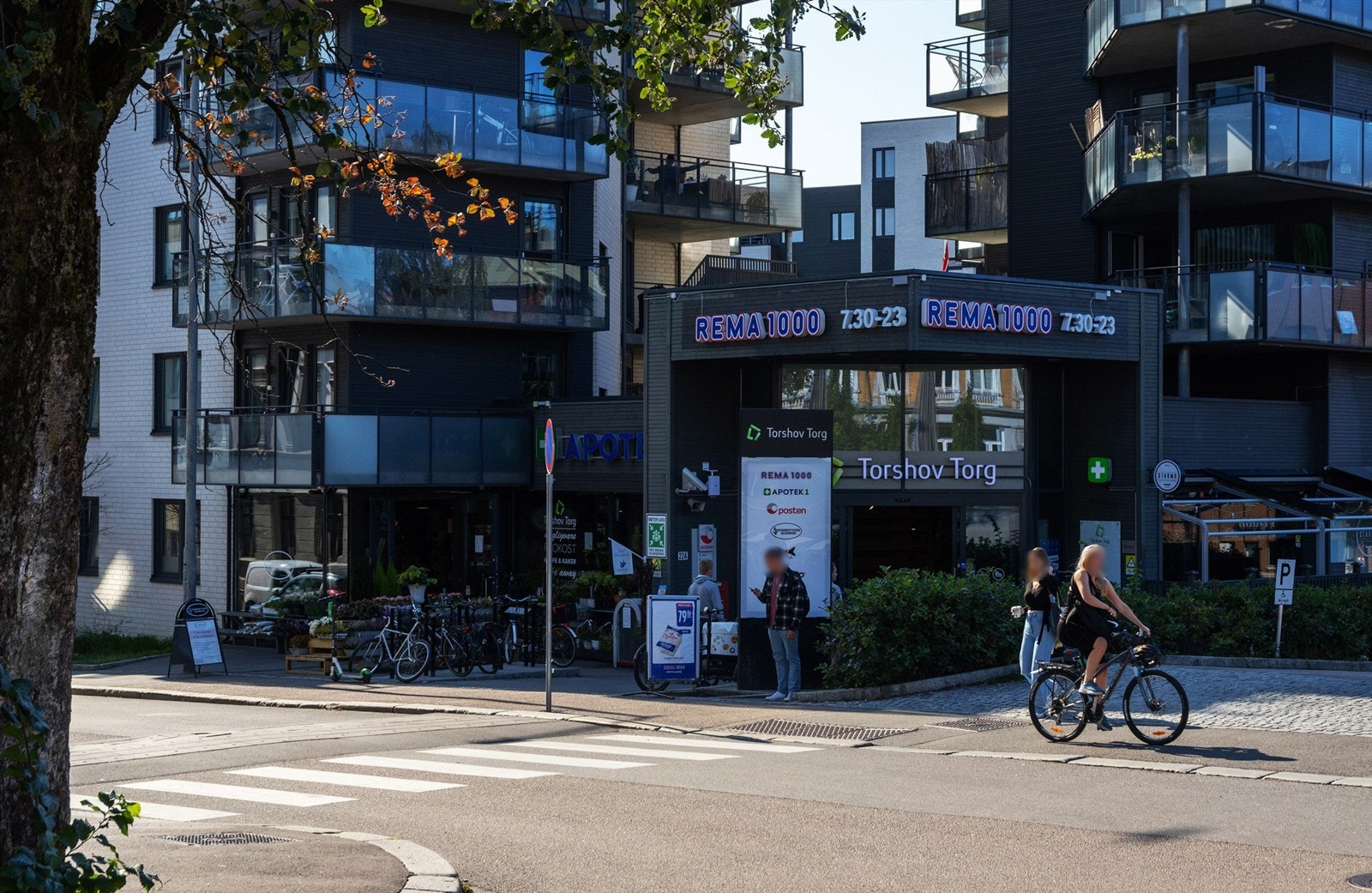 Like rundt hjørnet finner du Torshov torg med blant annet Rema 1000, Torshov Torg blomster, Panduro Hobby, Apotek 1 m.m. Her finner man for øvrig også post i butikk. Galleribilde