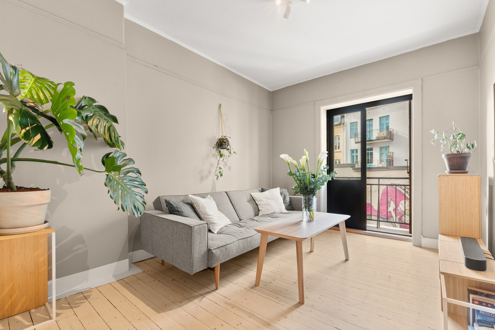 Stuen er gjennomgående med god planløsning og kan enkelt innredes med en hyggelig sofagruppe med tilhørende sofabord. Galleribilde