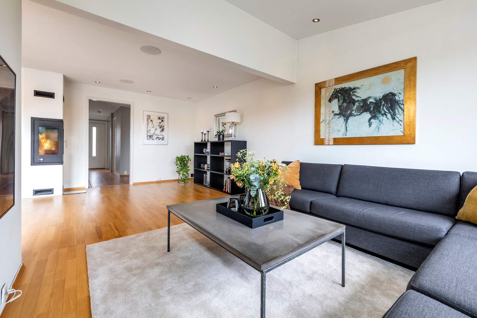 Stuen er lys og gjennomgående med vinduer på to sider, åpen kjøkkenløsning og utgang til en vestvendt terrasse mot hagen. Rommet ble pusset opp i 2015/2016 og har parkettgulv, lysmalte vegger og listefri himling med dimmbare LED downlights. Galleribilde