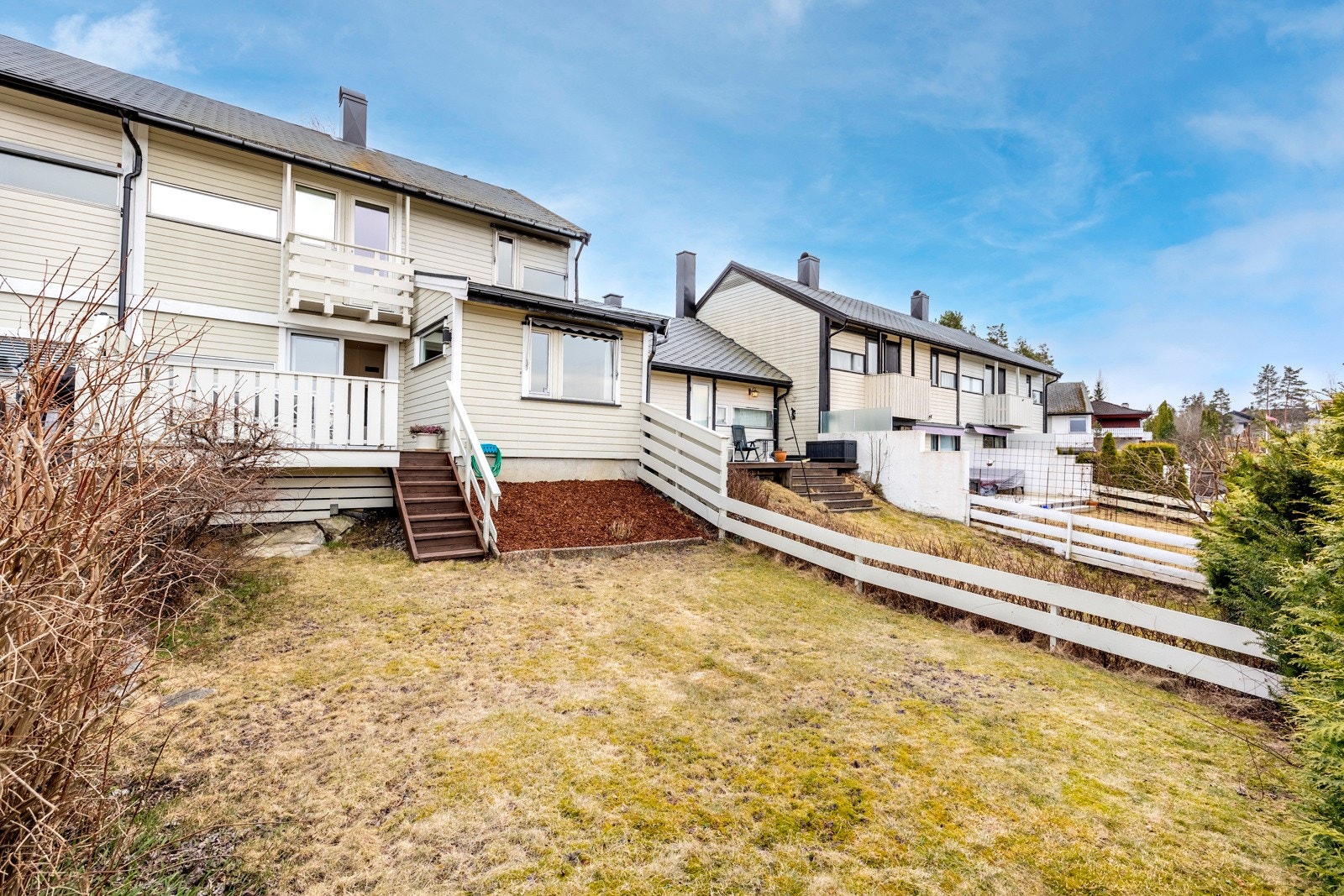 Velkommen til Sponstubben 35 som er et familievennlig rekkehus over to plan, med velholdt standard og tilhørende garasje. Boligen ligger i et barnevennlig felt med lekeplass utenfor døren, gode bussforbindelser til byen og nærhet til skoler, barnehage m.m Galleribilde