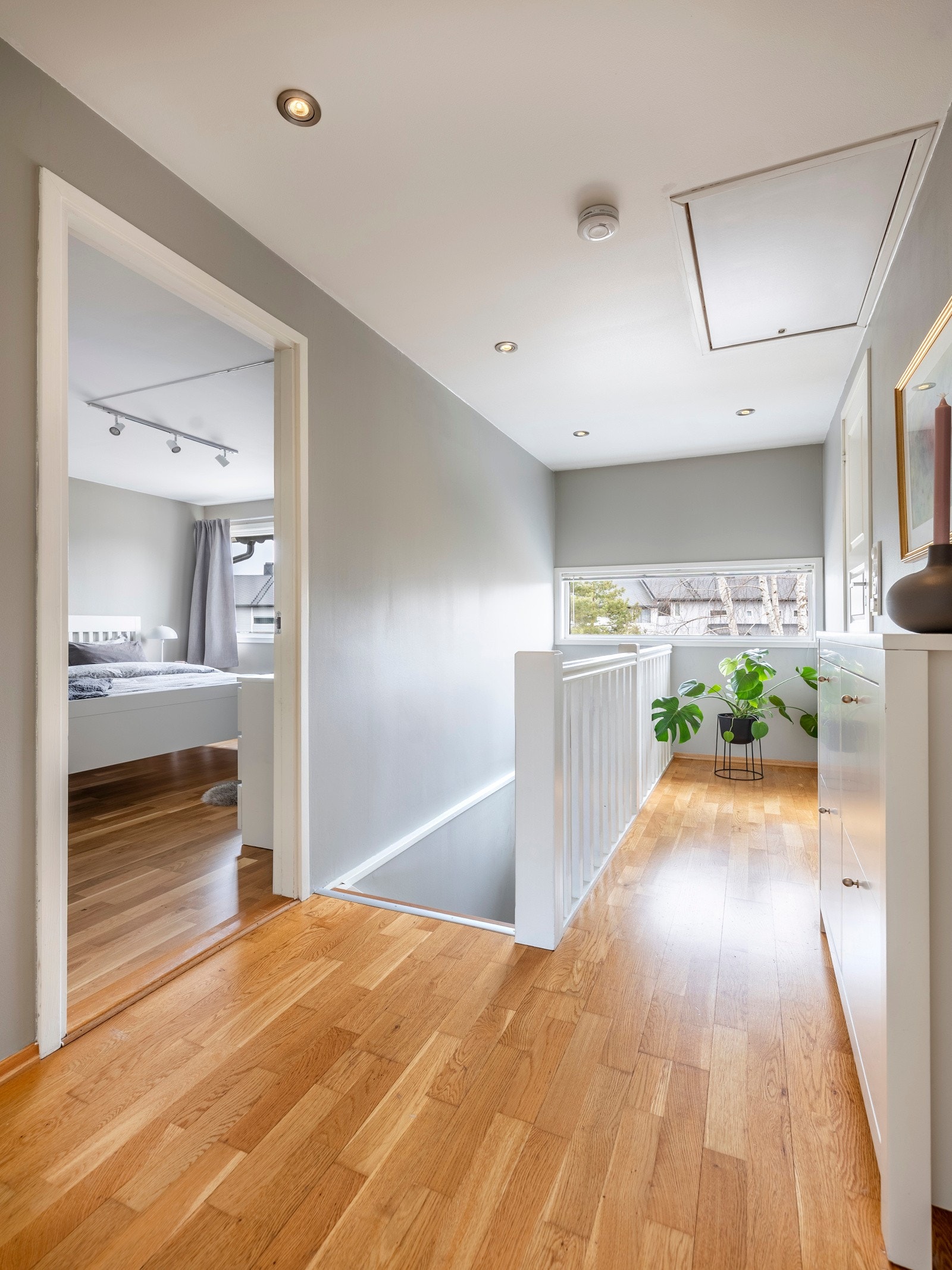 Soveromsgang i andre etasje med inngang til tre soverom og bad. Galleribilde