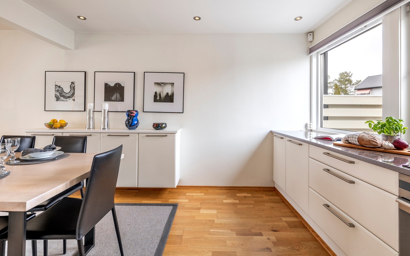 Vinduene på kjøkkenet er utstyrt med solskjerming. Galleribilde