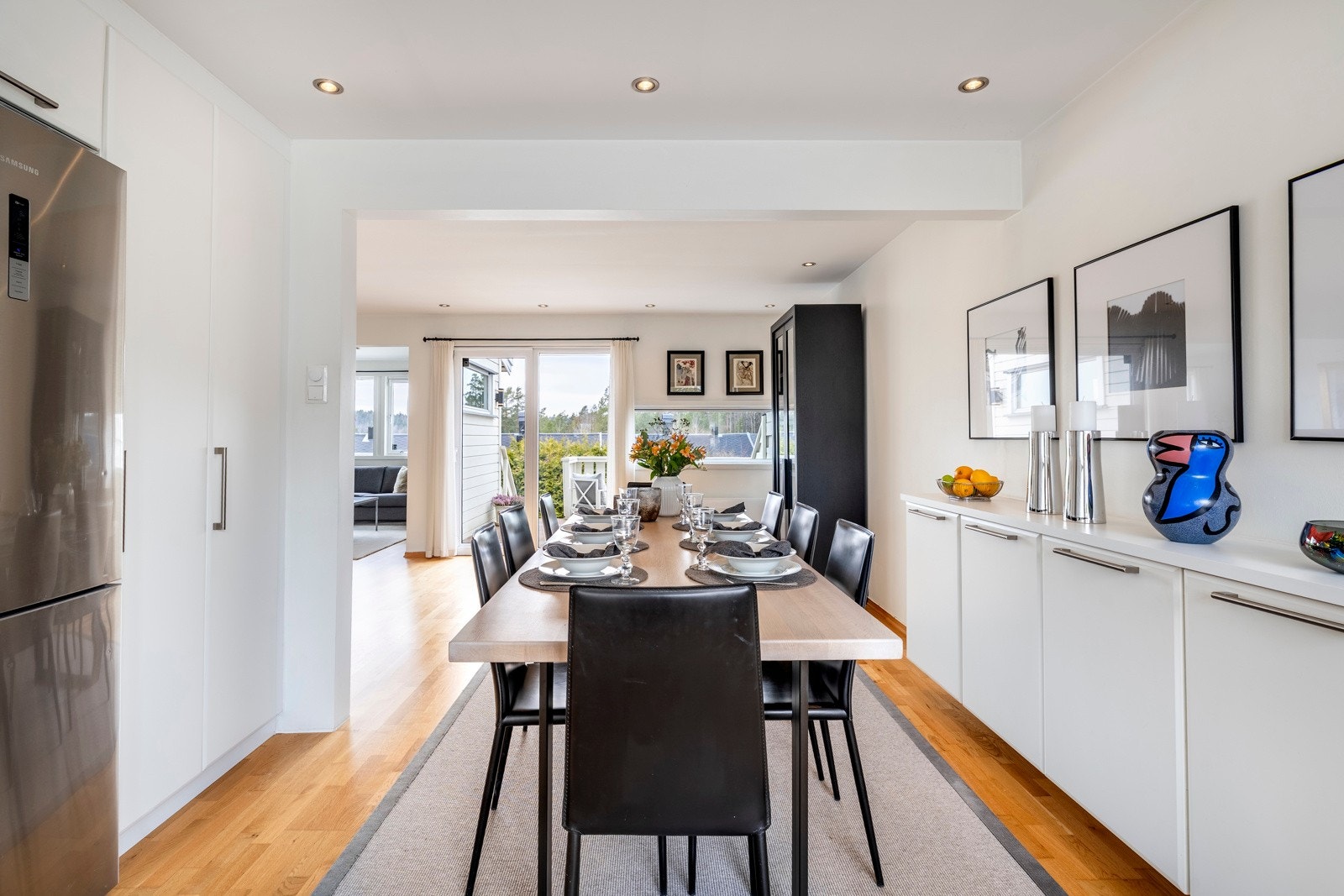 Mellom kjøkken og stue er det god plass til et større spisebord. Galleribilde