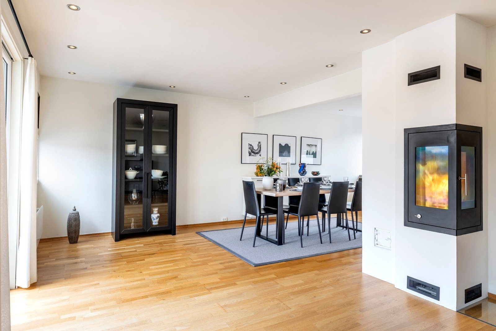 Stuen er lys og gjennomgående med vinduer på to sider, åpen kjøkkenløsning og utgang til en vestvendt terrasse mot hagen. Rommet ble pusset opp i 2015/2016 og har parkettgulv, lysmalte vegger og listefri himling med dimmbare LED downlights. Galleribilde