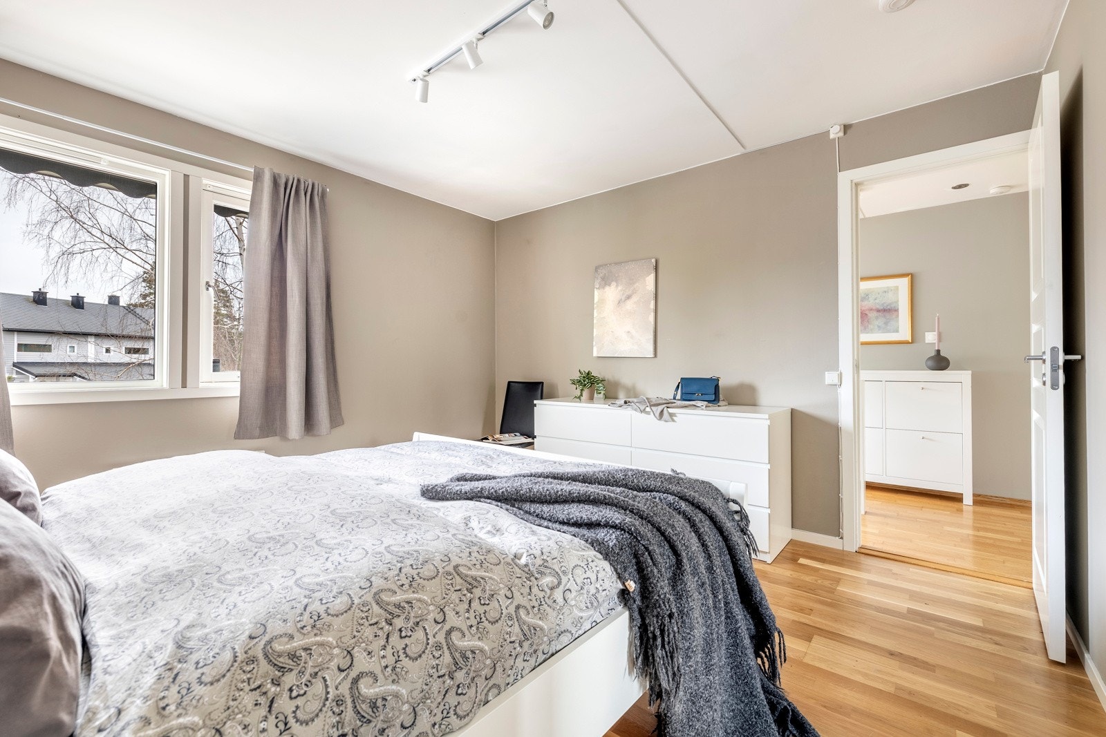 Soverom 2. Alle soverommene er innredet med plassbygde skyvedørsgarderober som gir nok av oppbevaringsplass. Galleribilde