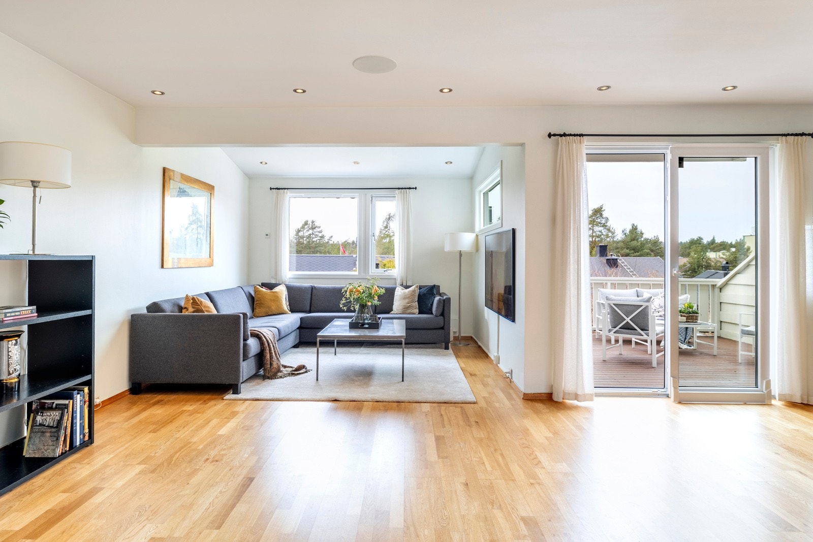 Stuen er påbygget hvor ytterste del har skråhimling som markerer en hyggelig sofa- og tv-krok. Galleribilde