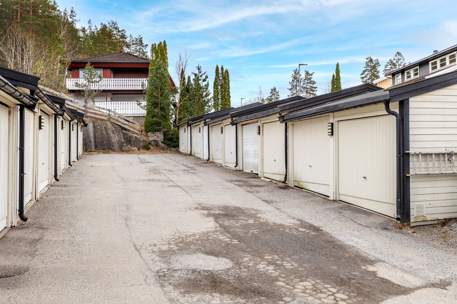 Boligen disponerer en garasjeplass på ca. 14 kvm med Easee-lader. Galleribilde